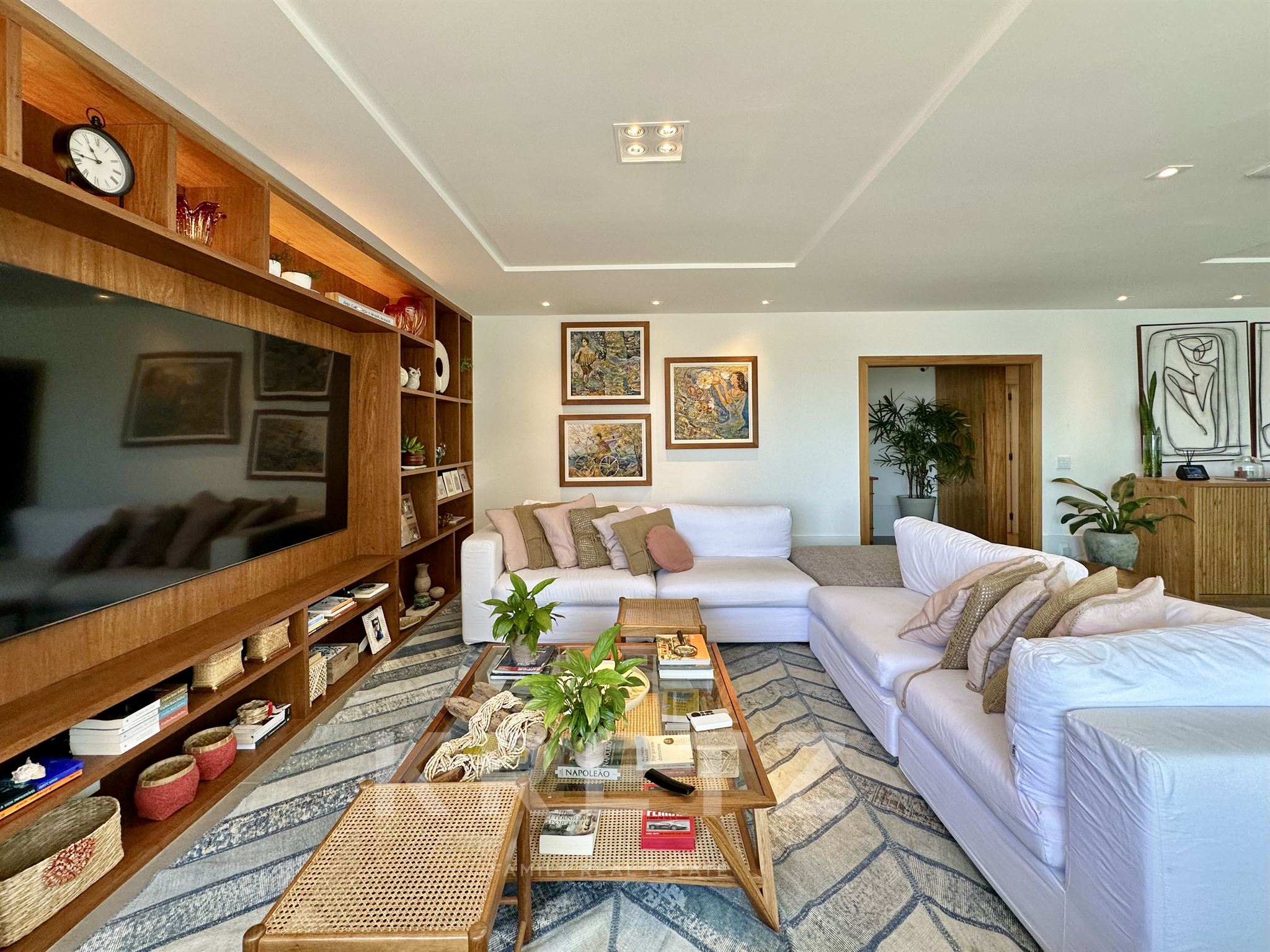 Renovated apartment in the heart of Ipanema