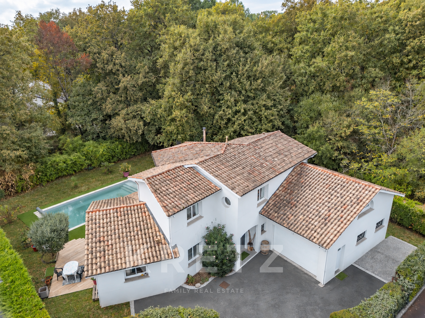 SAINT-MÉDARD-EN-JALLES – Five-Bedroom Family Villa with Pool and Garage, Overlooking the Forest