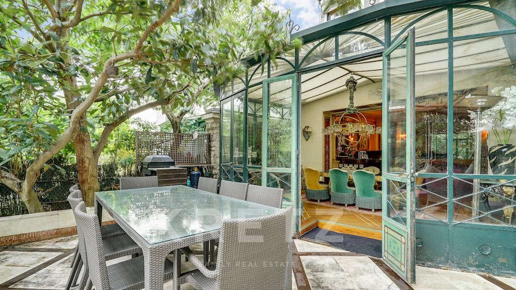 Hôtel Particulier with garden just a stone's throw from Passy