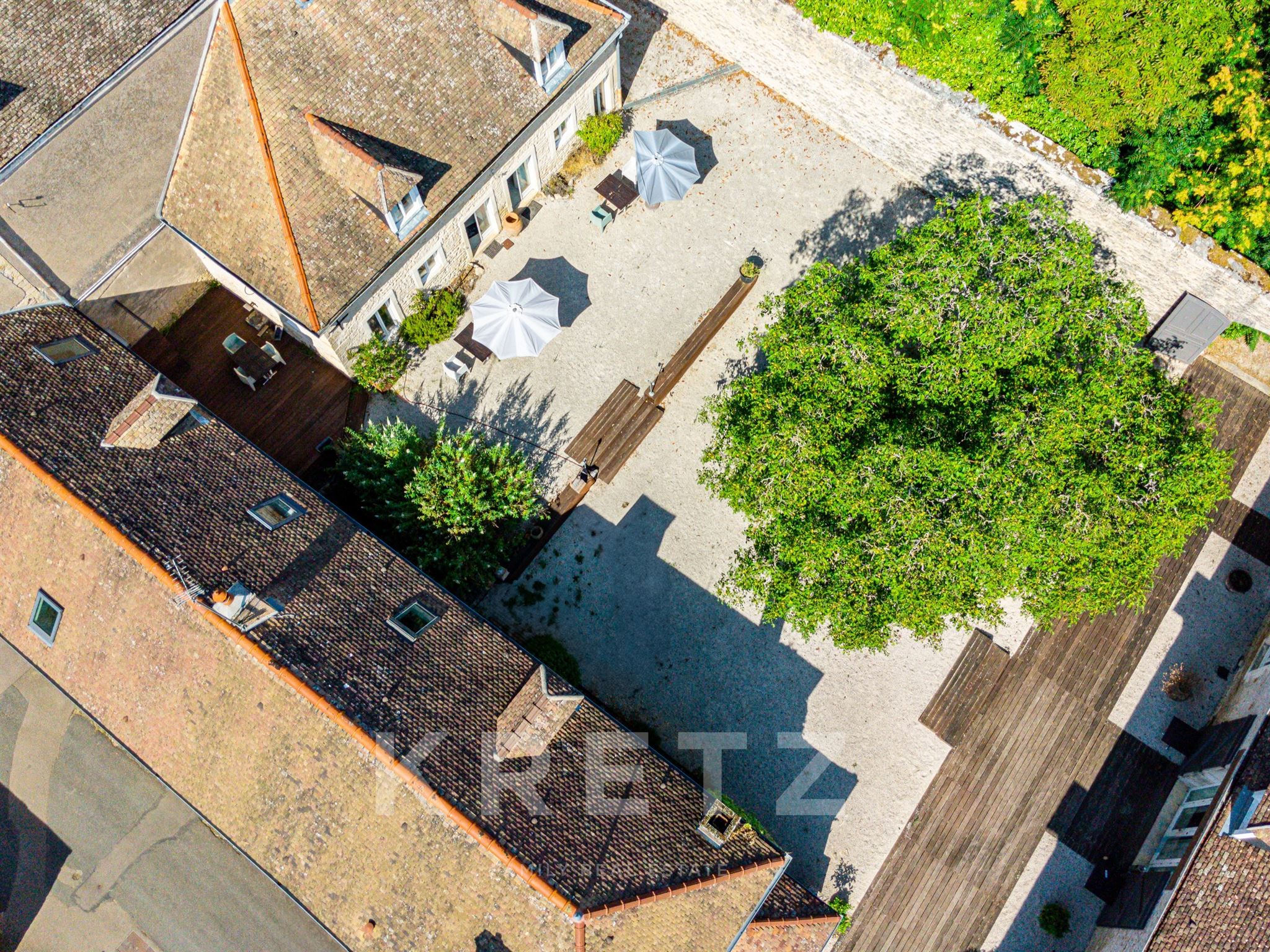Domaine de caractère avec gîtes et espaces de réception- Bourgogne viticole