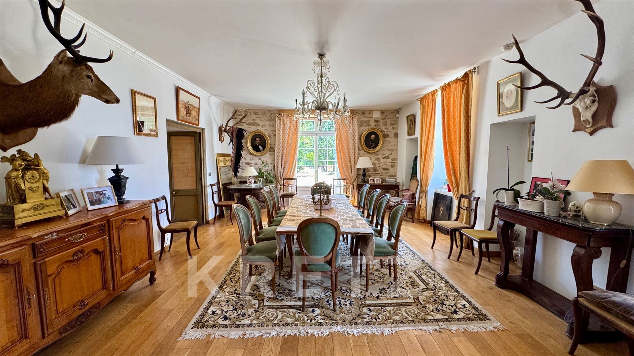 Maison de famille de caractère avec domaine de 8,8 hectares