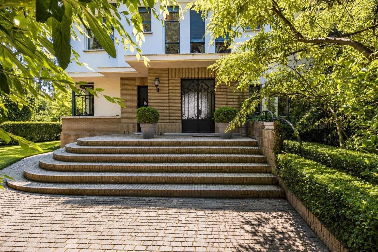 Architect-designed villa set within an exceptional park of ± 5,253 m²