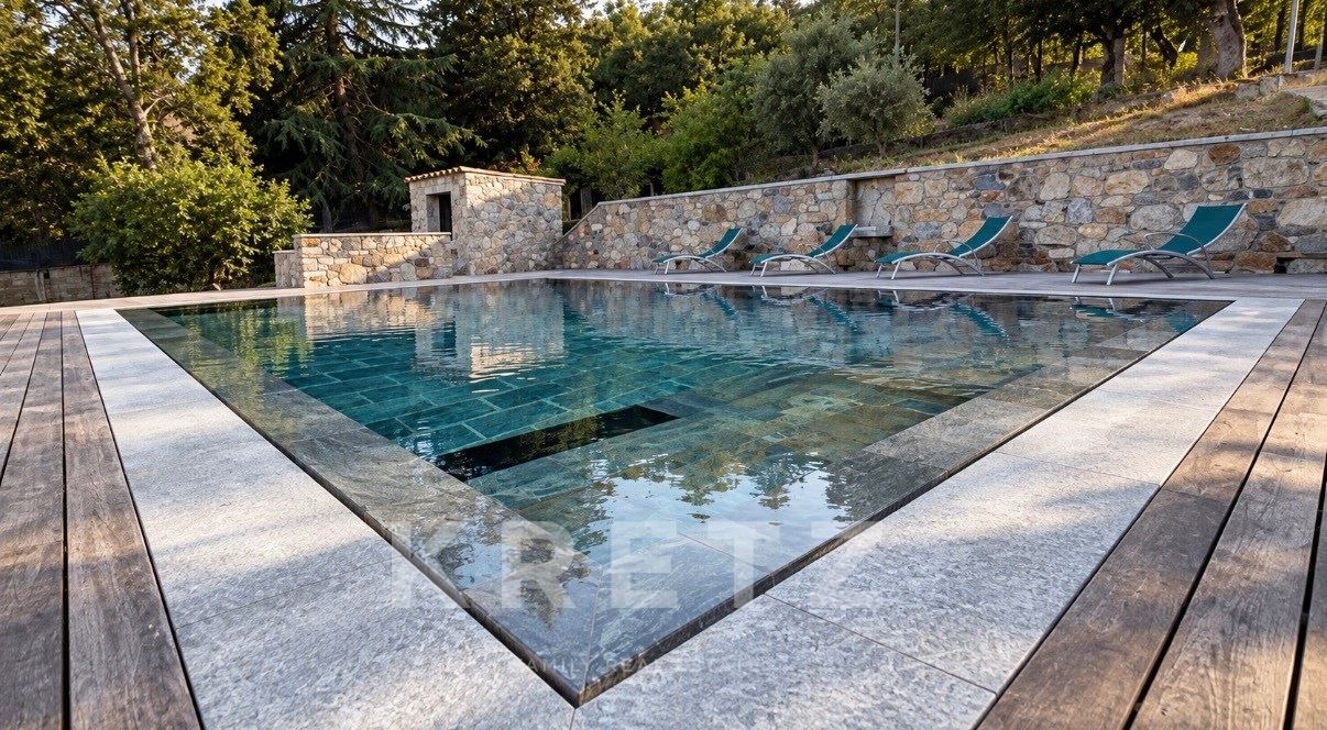 Villa contemporaine en bois et pierre, au cœur des montagnes corses