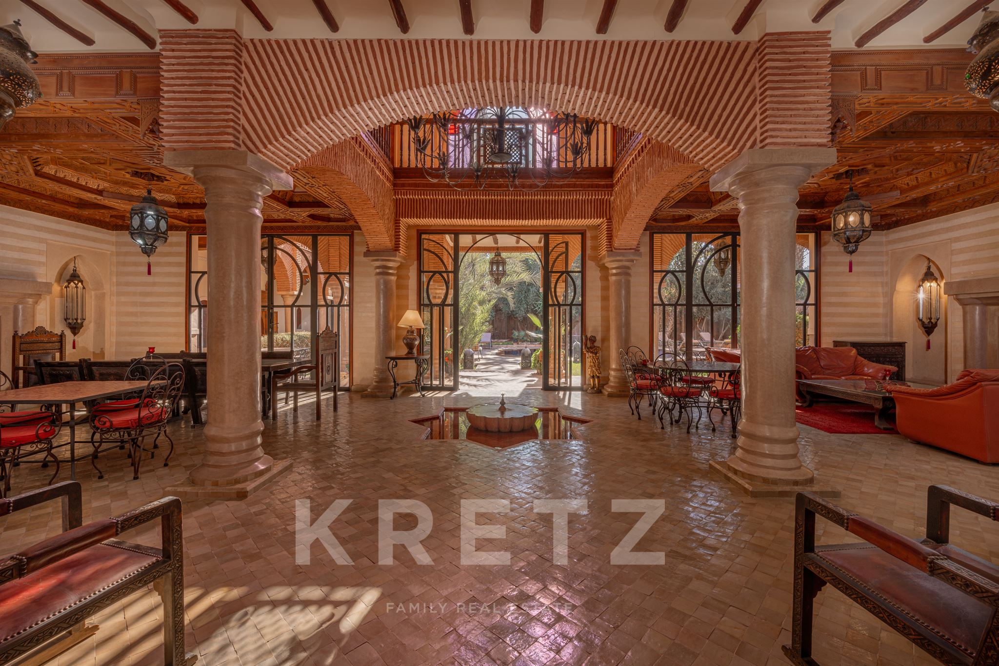 10-suite house in a 2200 m2 park 5 minutes from the center of Marrakech. 2 swimming pools, spa, hamm