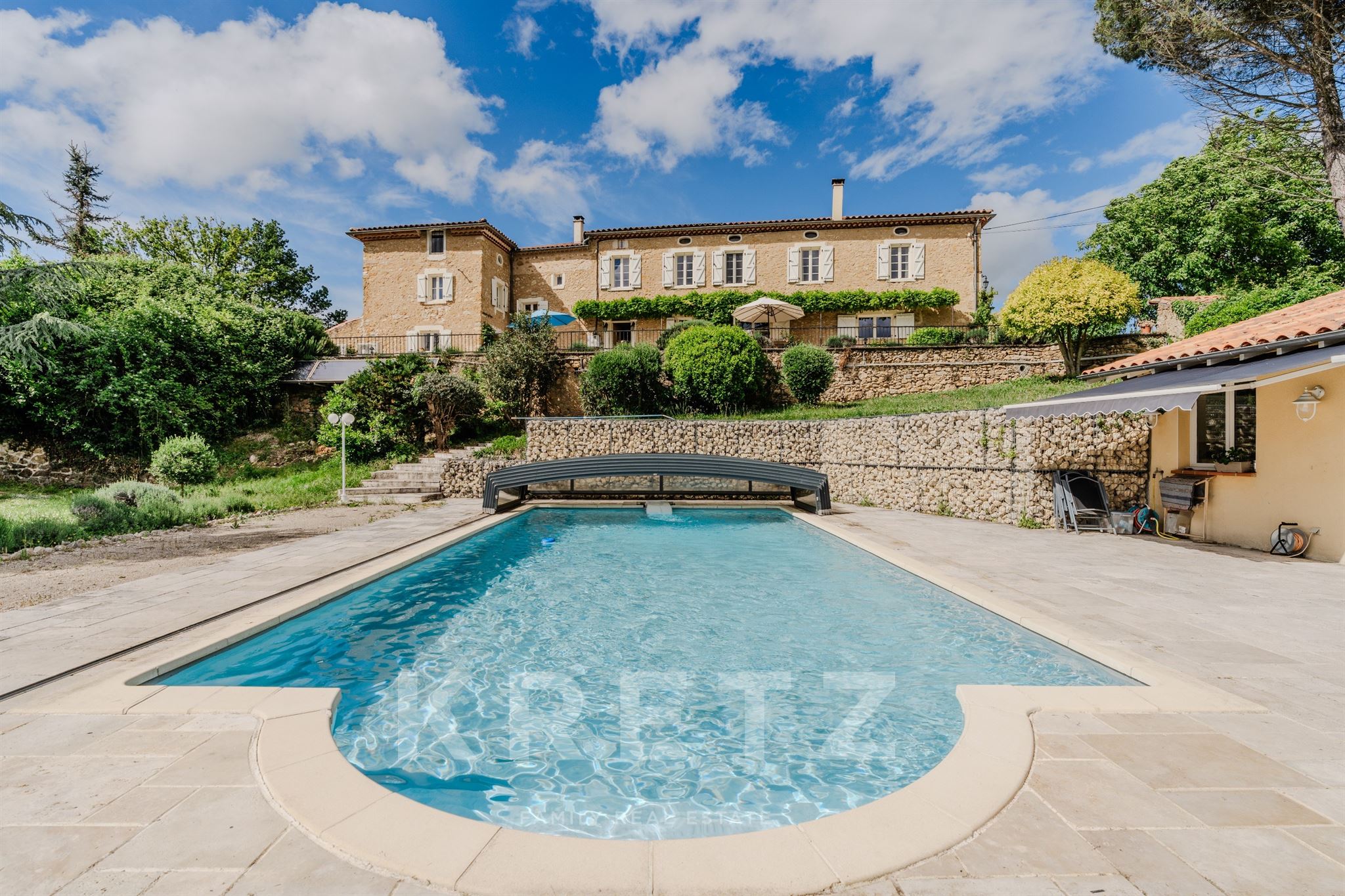 Character property with 6 bedrooms – 460 sqm – 5.7 hectares – pool – near Toulouse, South of France