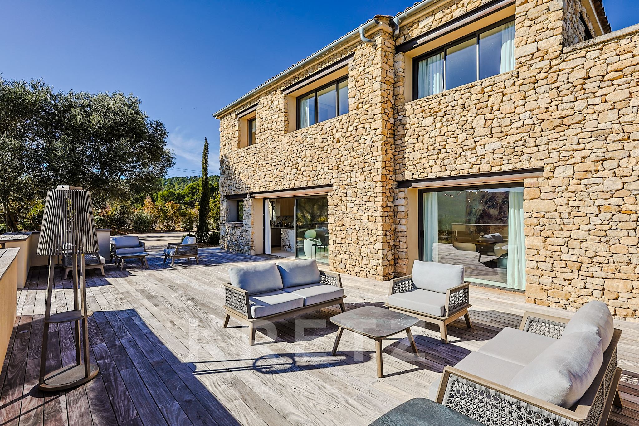 Exceptional estate with panoramic view of the Sainte-Victoire in the heart of a 6-hectare estate