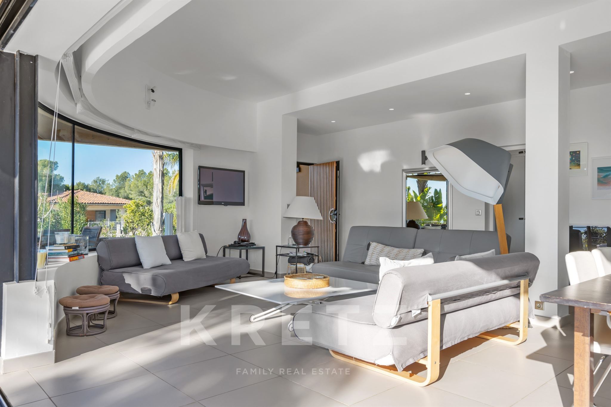 Architect-designed villa, 7 suites, sea view