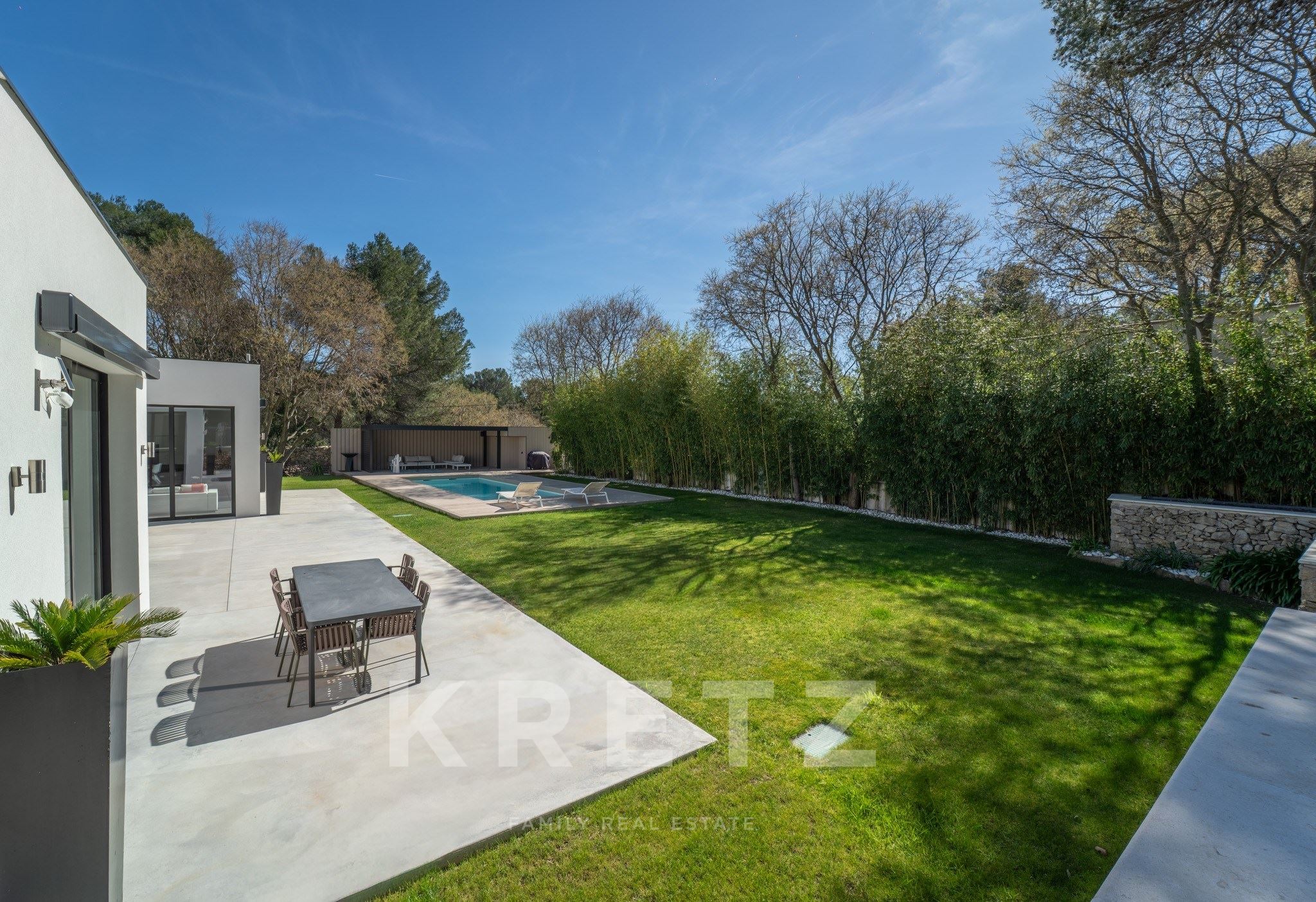 Luxury architect-designed villa 360 m²  – Pool, guest house, landscaped grounds-Nîmes North