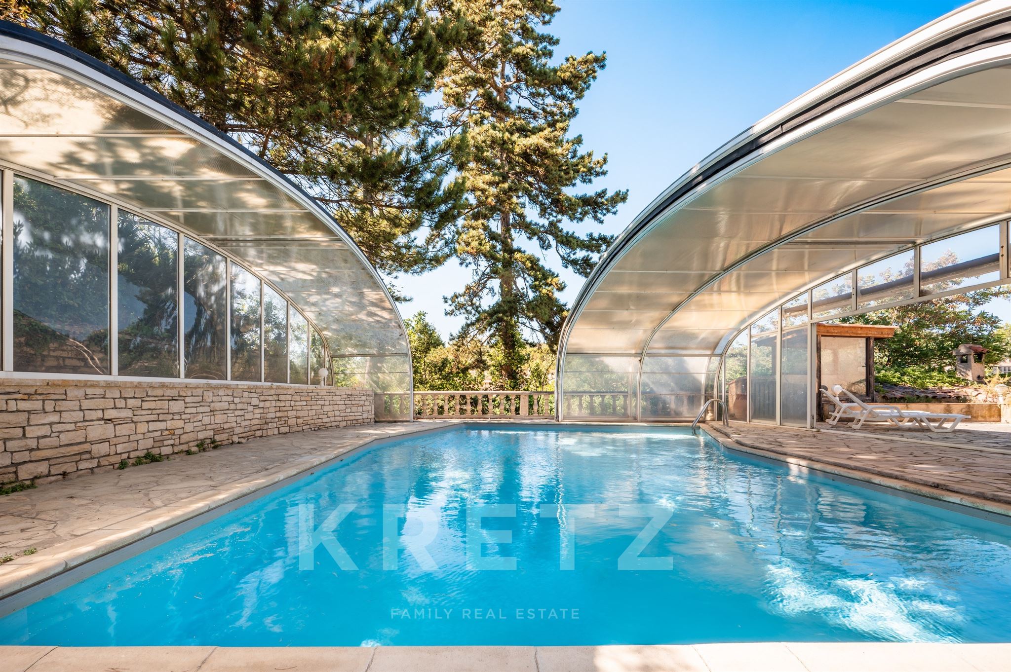 Superbe château de caractère de 468 m², implanté sur un magnifique terrain paysager de 8 178 m², à p