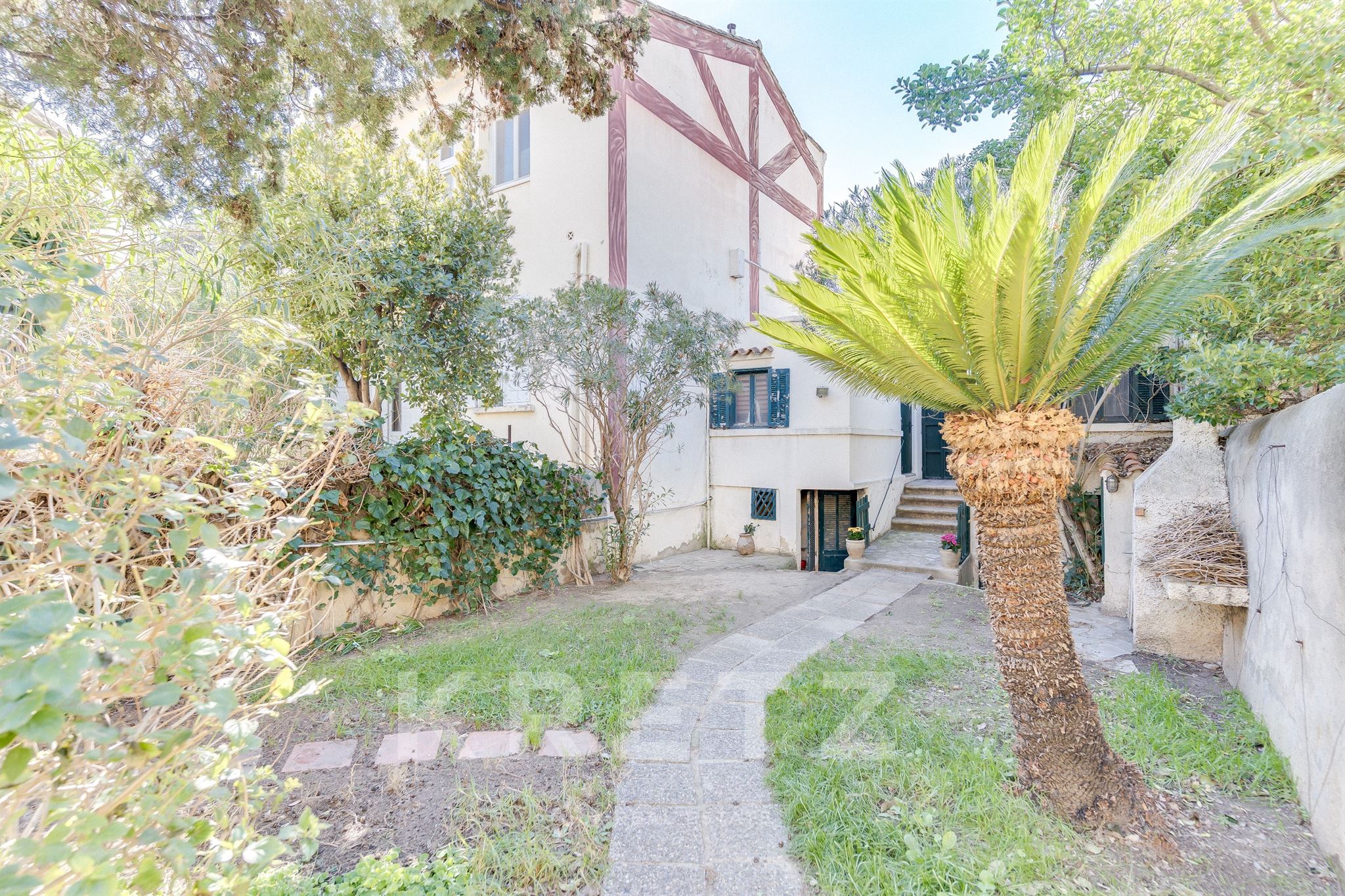 Early 20th-century Provençal house with garden to renovate