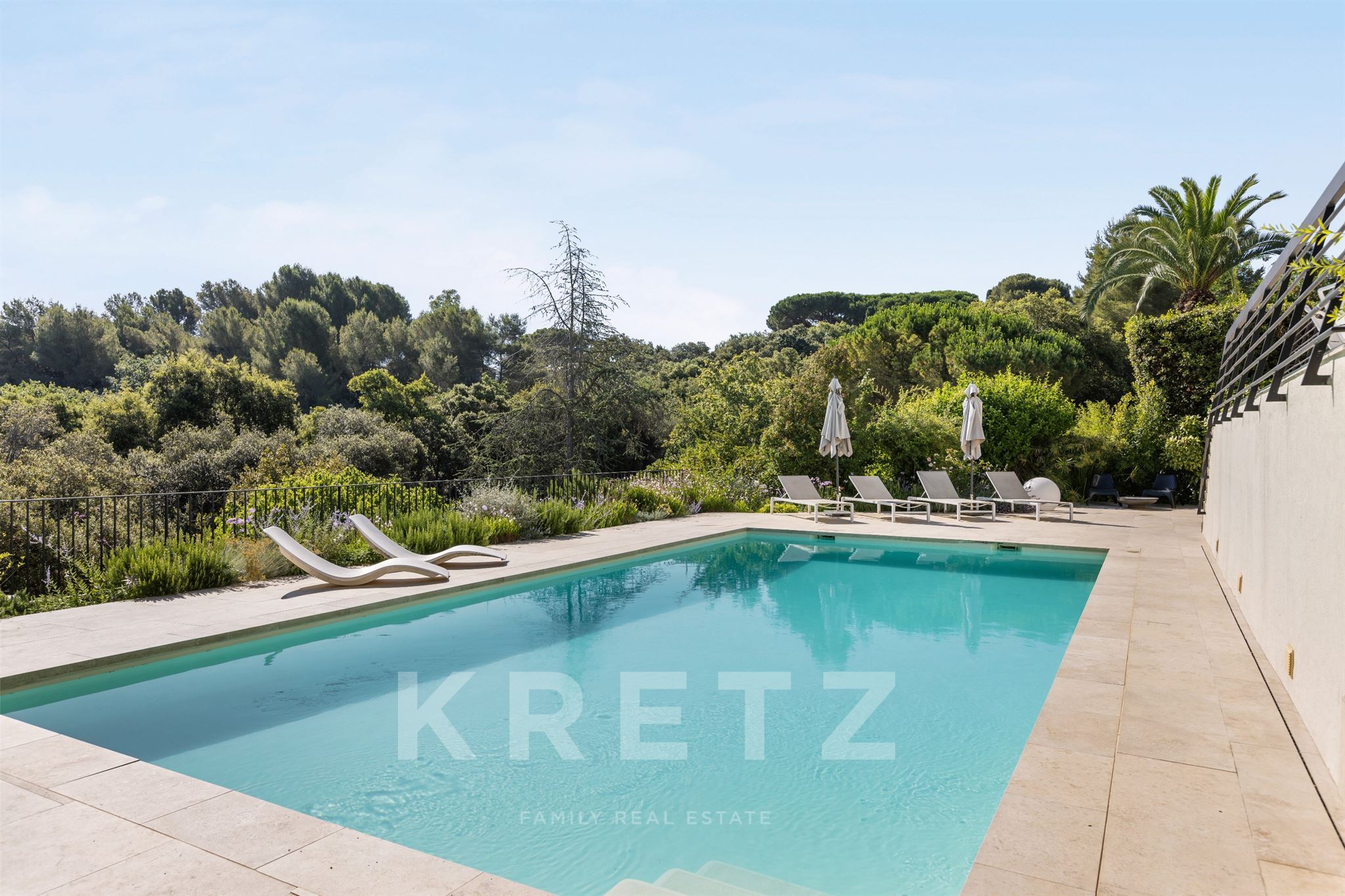 ANTIBES – ARCHITECT-DESIGNED VILLA WITH SWIMMING POOL AND EXOTIC GARDEN