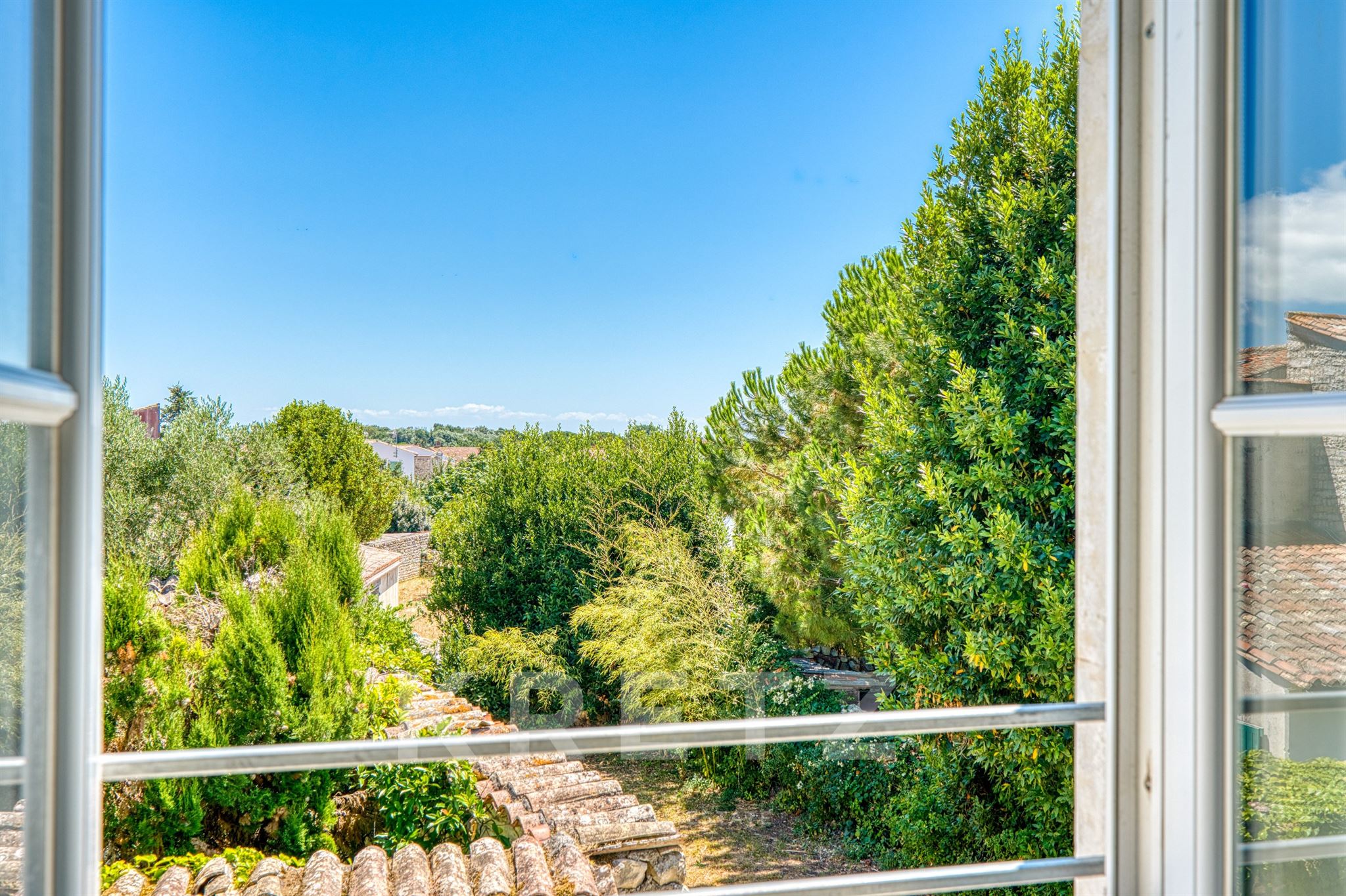 Maison ancienne rénovée-Prestations haut de gamme-Piscine et calme absolu