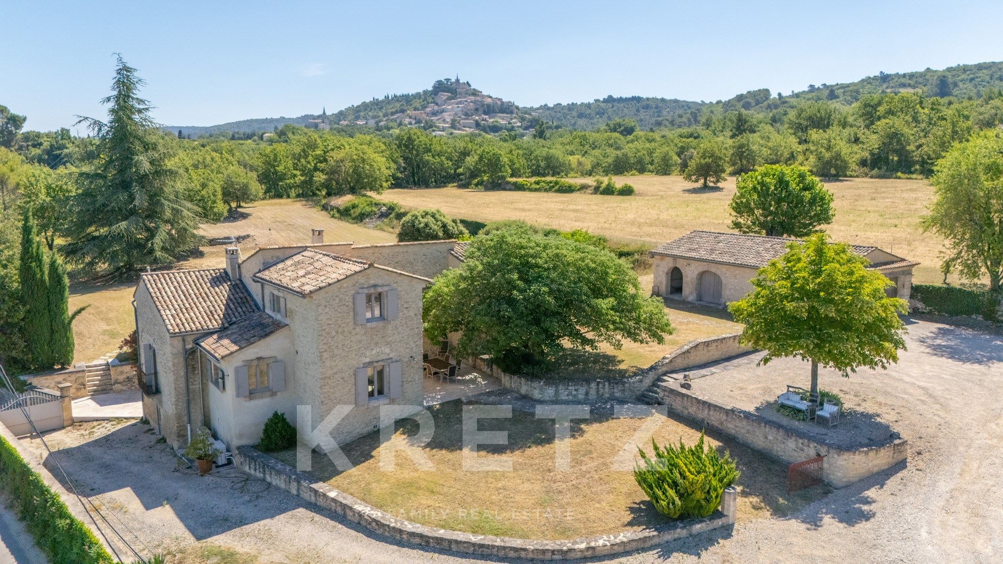 Mas en pierre rénové sur 3.8 hectares de terrain avec vue sur Bonnieux, Lacoste et le Mont Ventoux