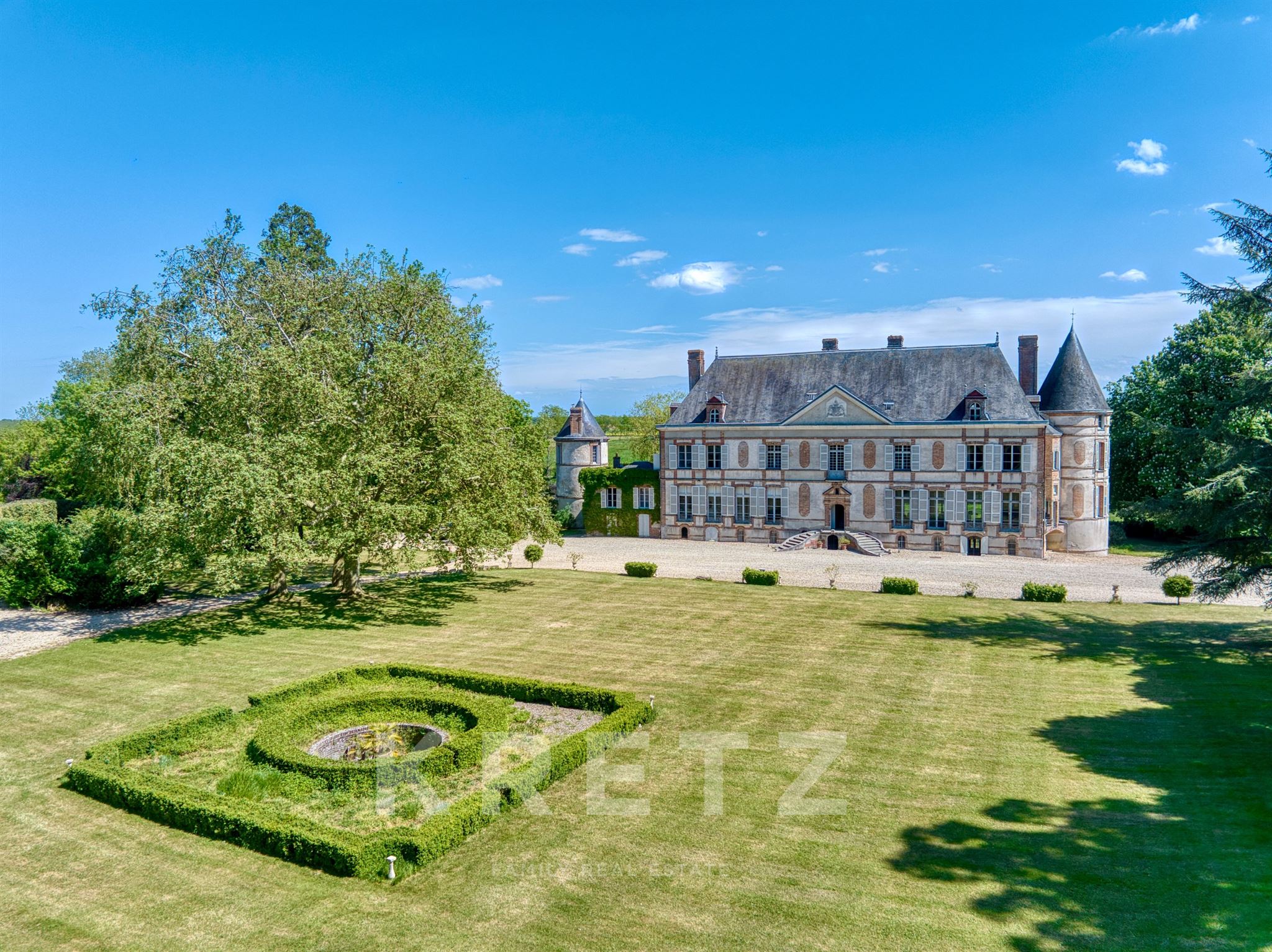 17th Century listed Castle with outbuildings on 158ha