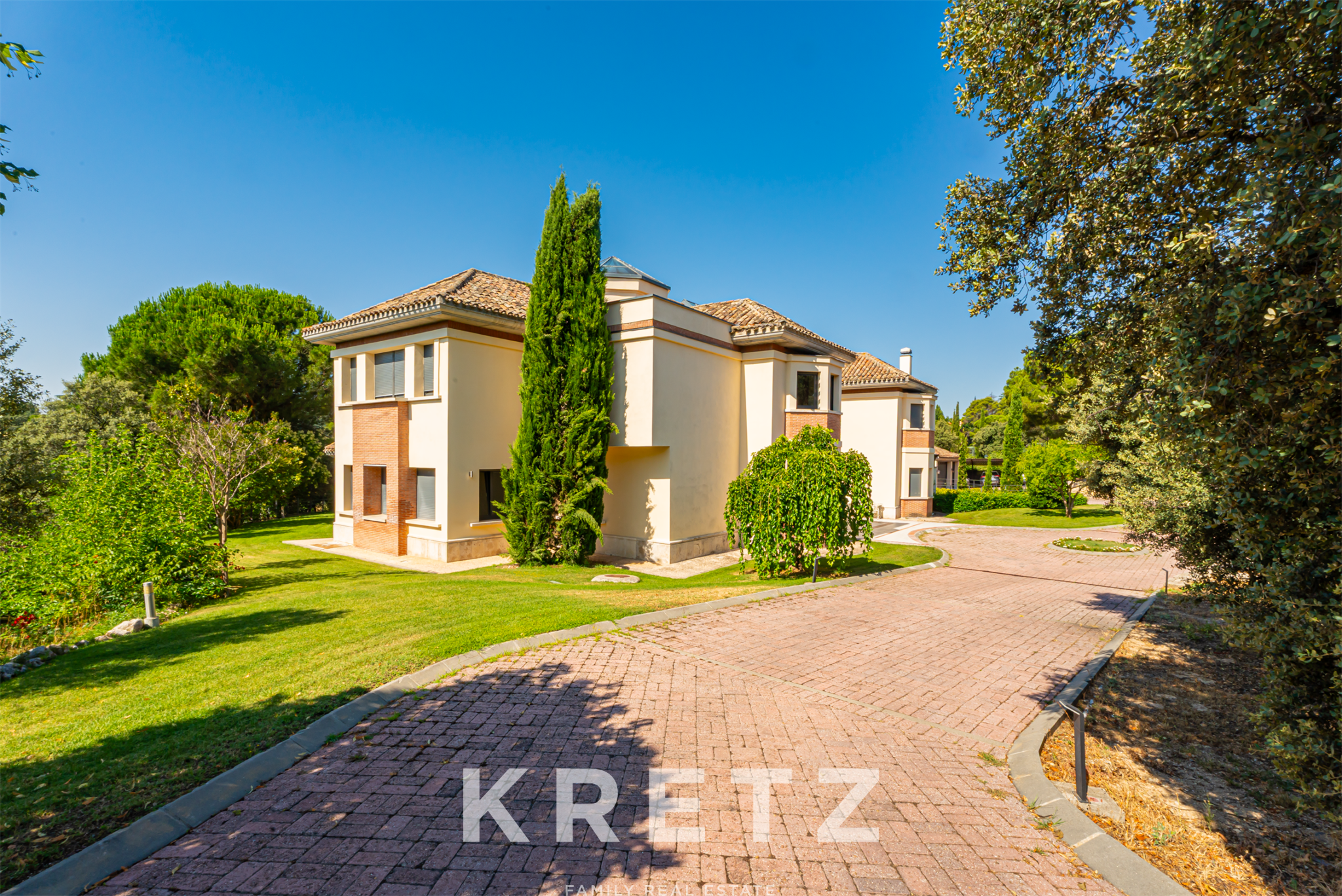 Majestic residence with 10,000 m² of land and total privacy