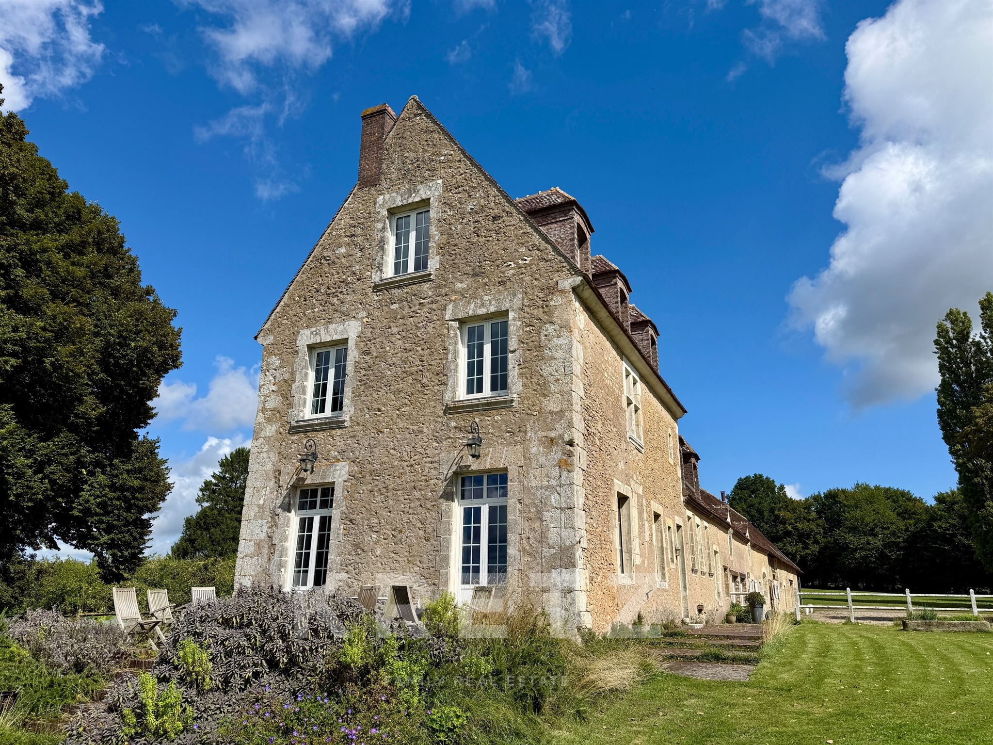 Restored 16th-Century Manor, 12 Bedrooms, Outbuildings, Swimming Pool, Tennis Court, 2 Hectares