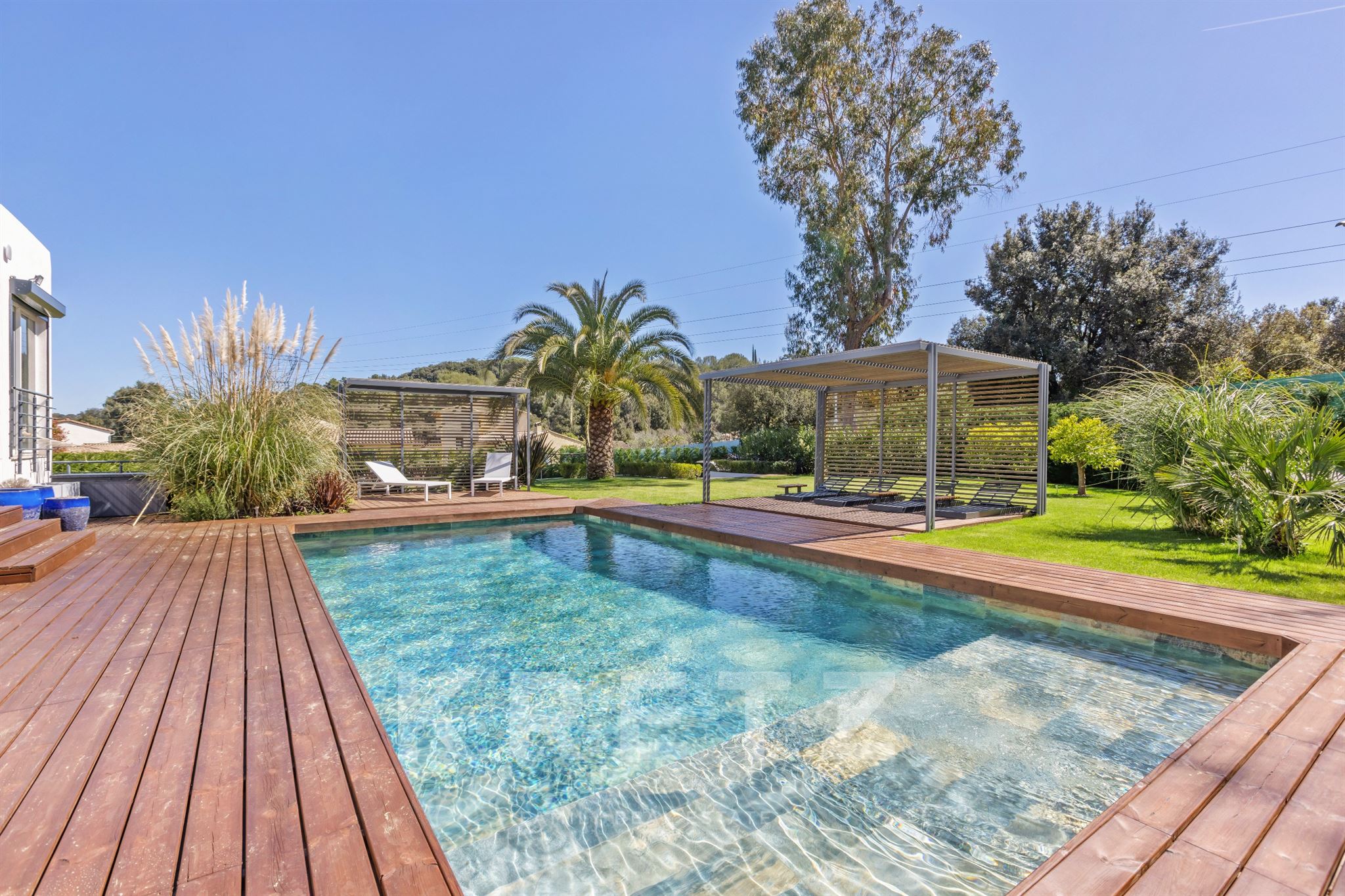 Valbonne – Turnkey contemporary property, 7 en-suite bedrooms, swimming pool and entertaining areas