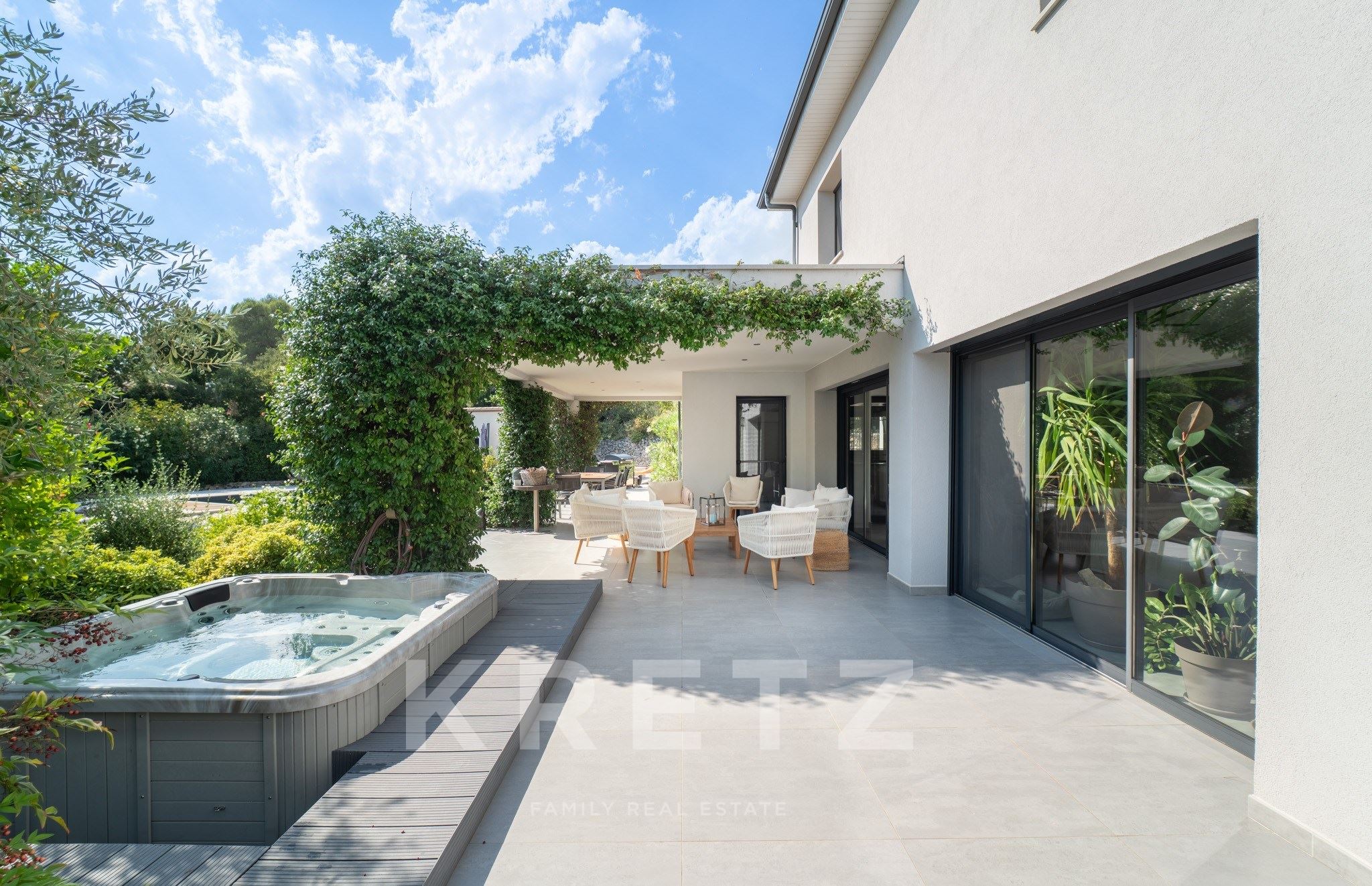 Modern family villa nestled in greenery in the heart of the Cigale district