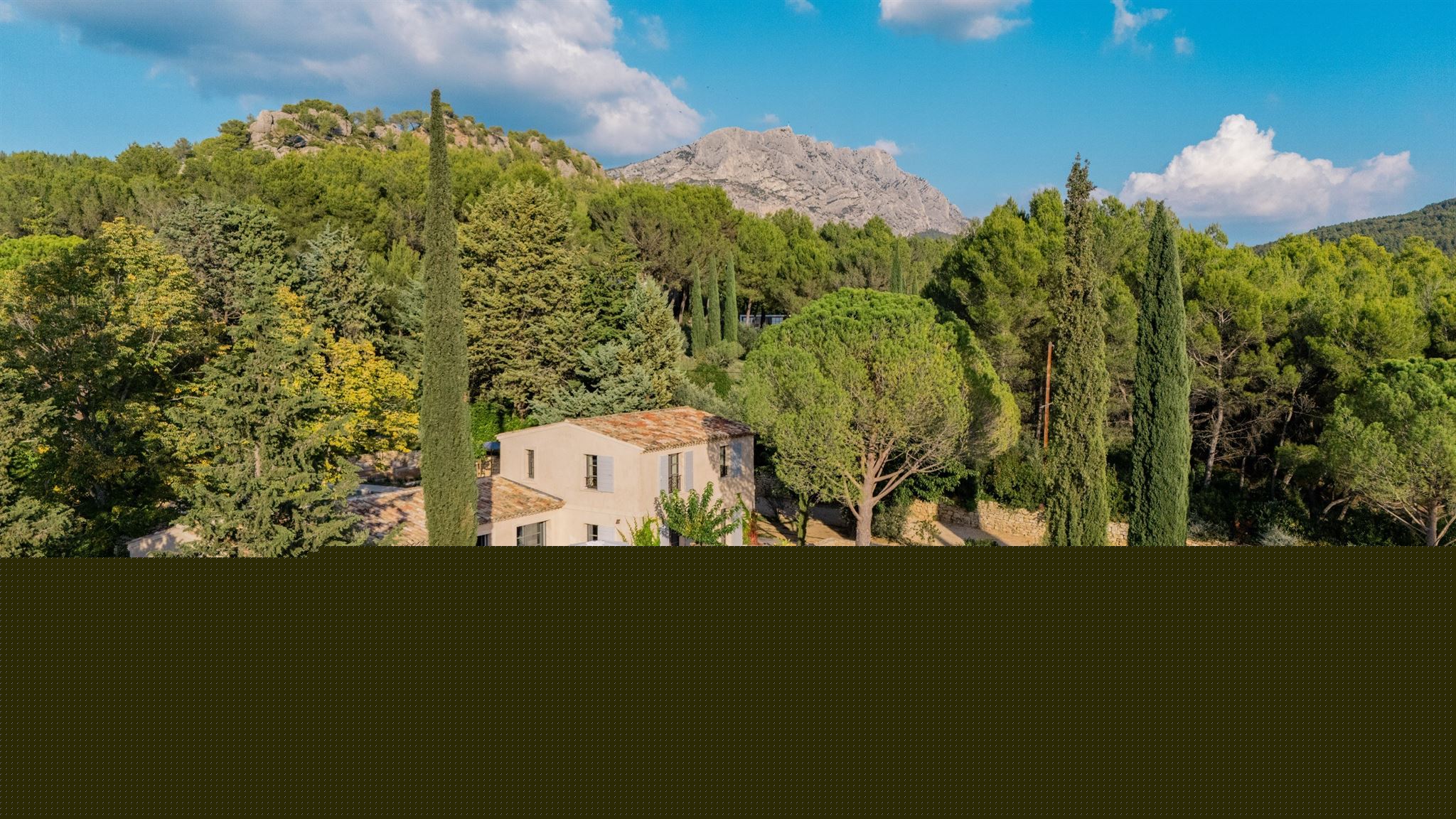 LE THOLONET_ VILLA D'EXCEPTION DE 300 M2, 5 CHAMBRES AU PIED DE LA SAINTE-VICTOIRE