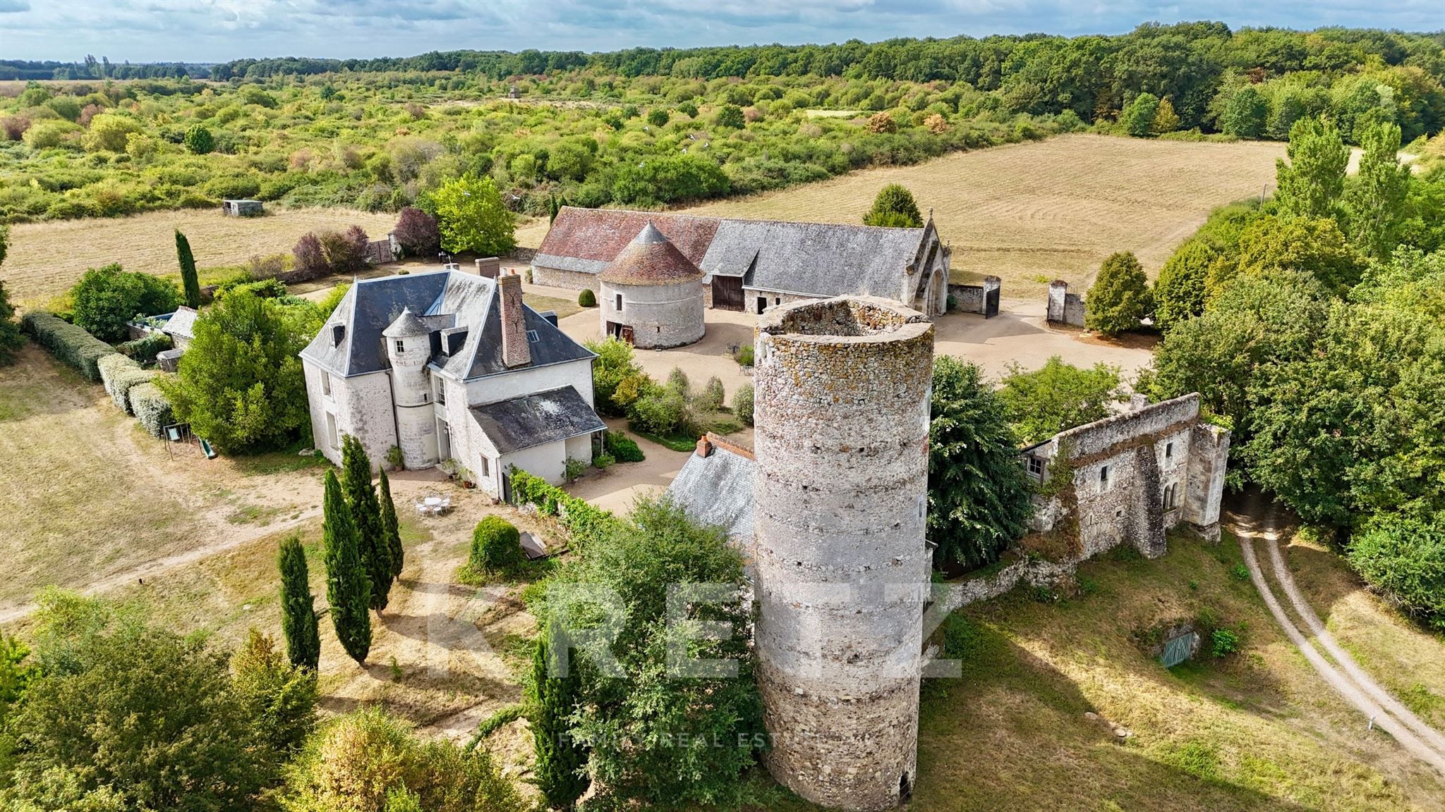 Prieuré Historique aux portes de Tours avec ses 2 salles de réception