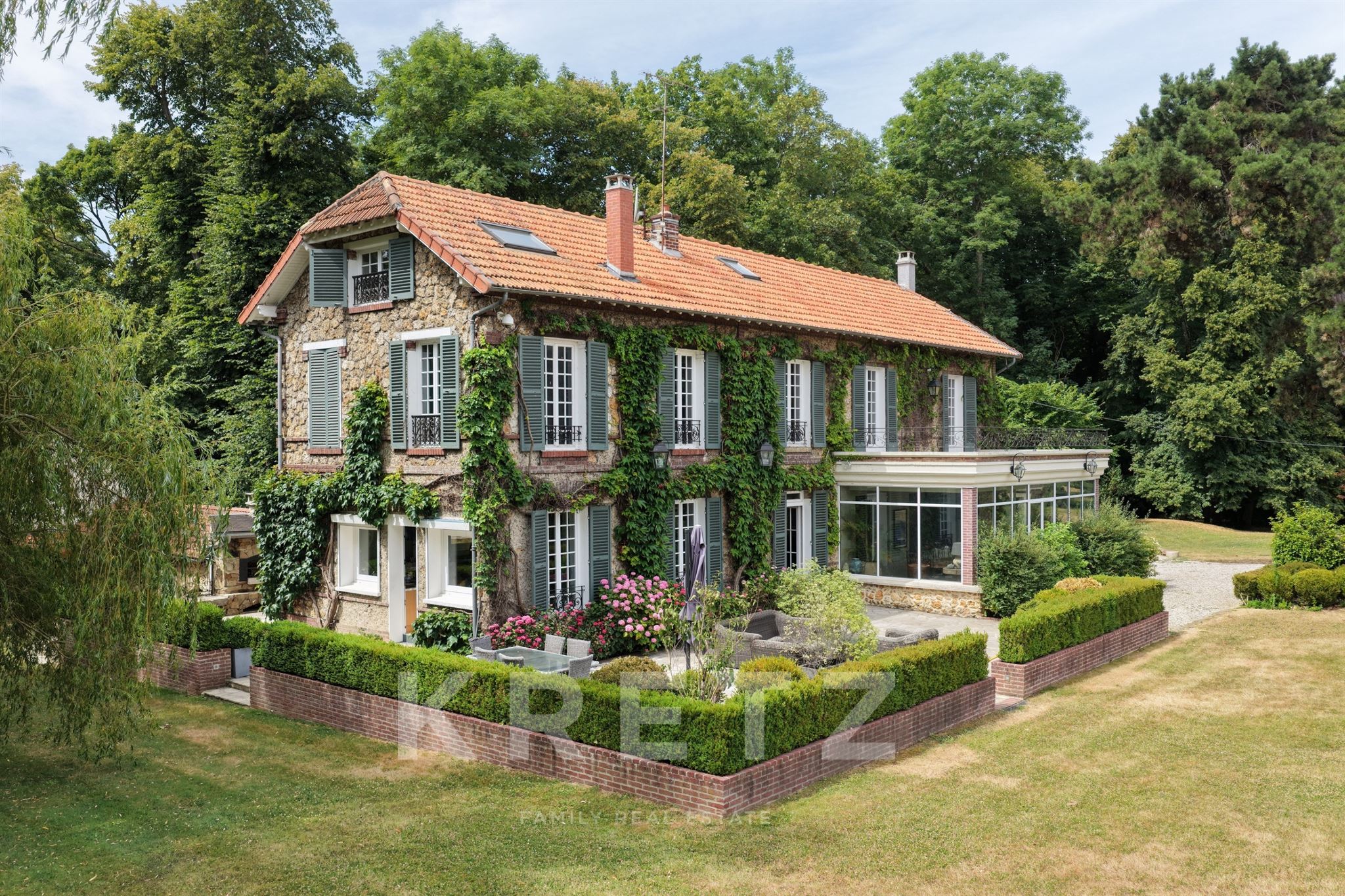 Une élégante propriété familiale, sa piscine et son parc de 6 500 m²