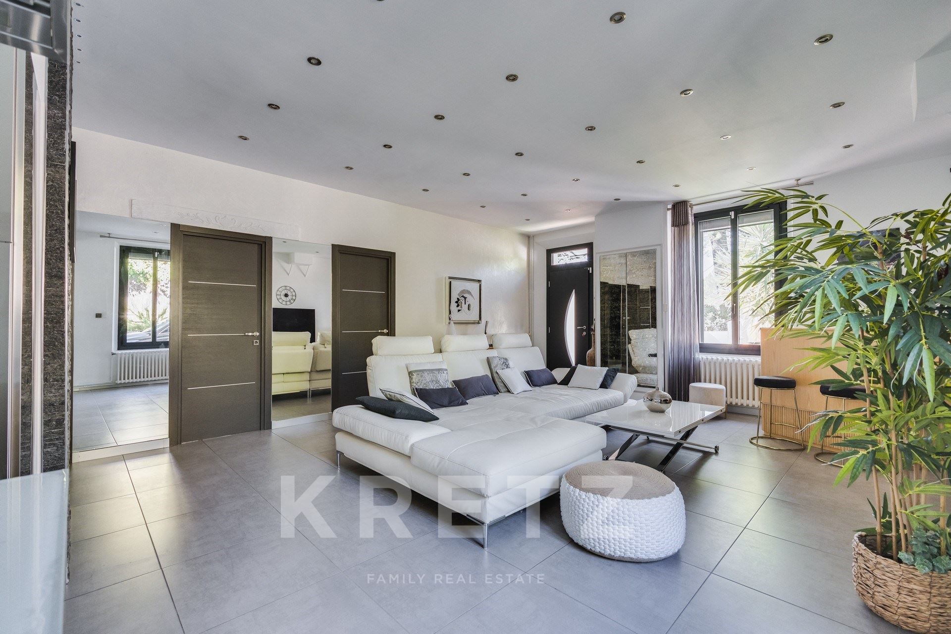 RENOVATED 3-BEDROOM HOUSE WITH INDEPENDENT STUDIO