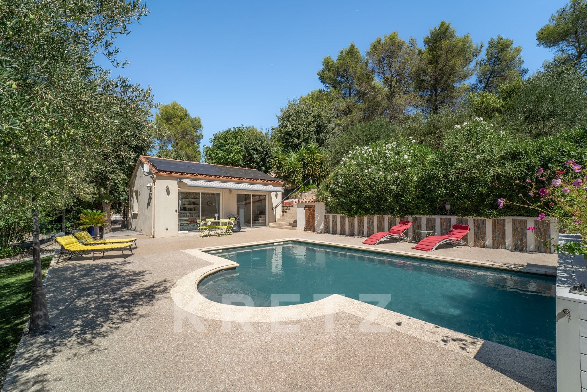 Maison rénovée de 278m2 avec dépendances et piscine dans un écrin de verdure de 3000m2