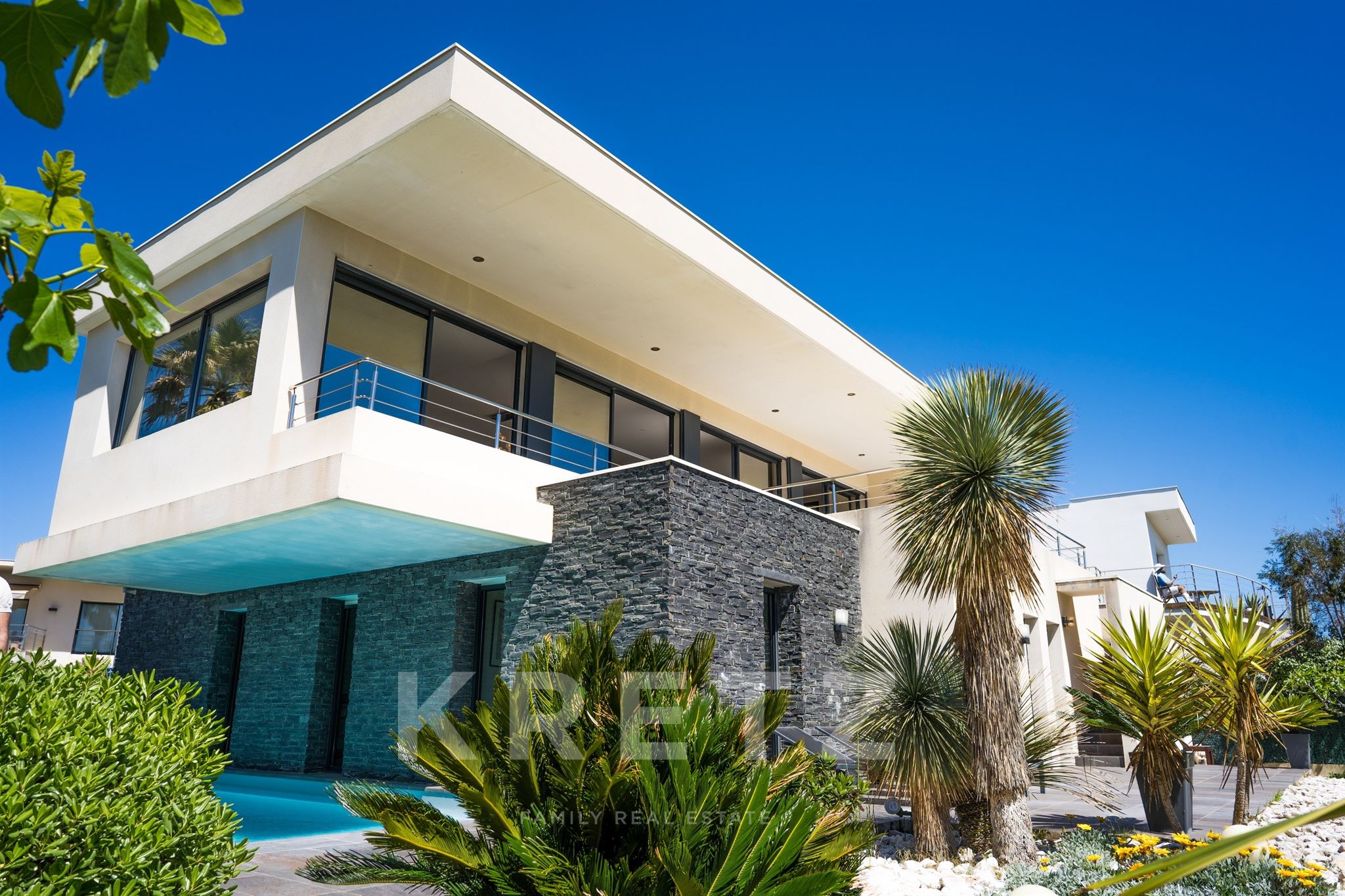 Architect-Designed Seafront Villa in First Line