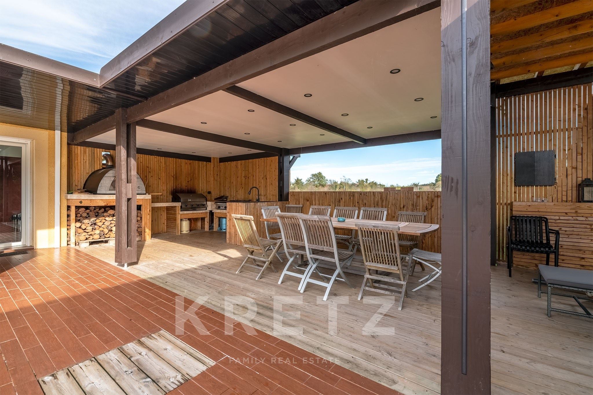 Contemporary 550 m² villa featuring two swimming pools and a spa