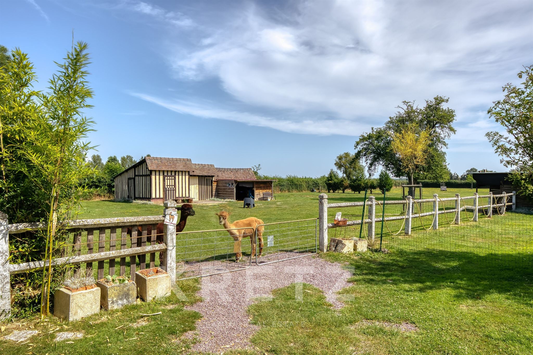 Longère avec dépendance sur 8 500 m² de terrain