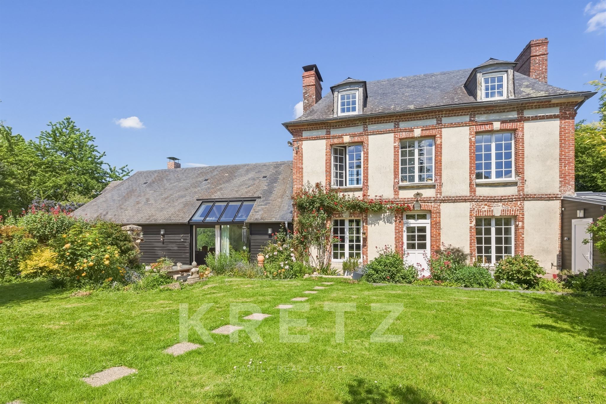 Aux portes de Honfleur,  domaine sur 3 hectares avec une maison principale et 3 maisons annexes