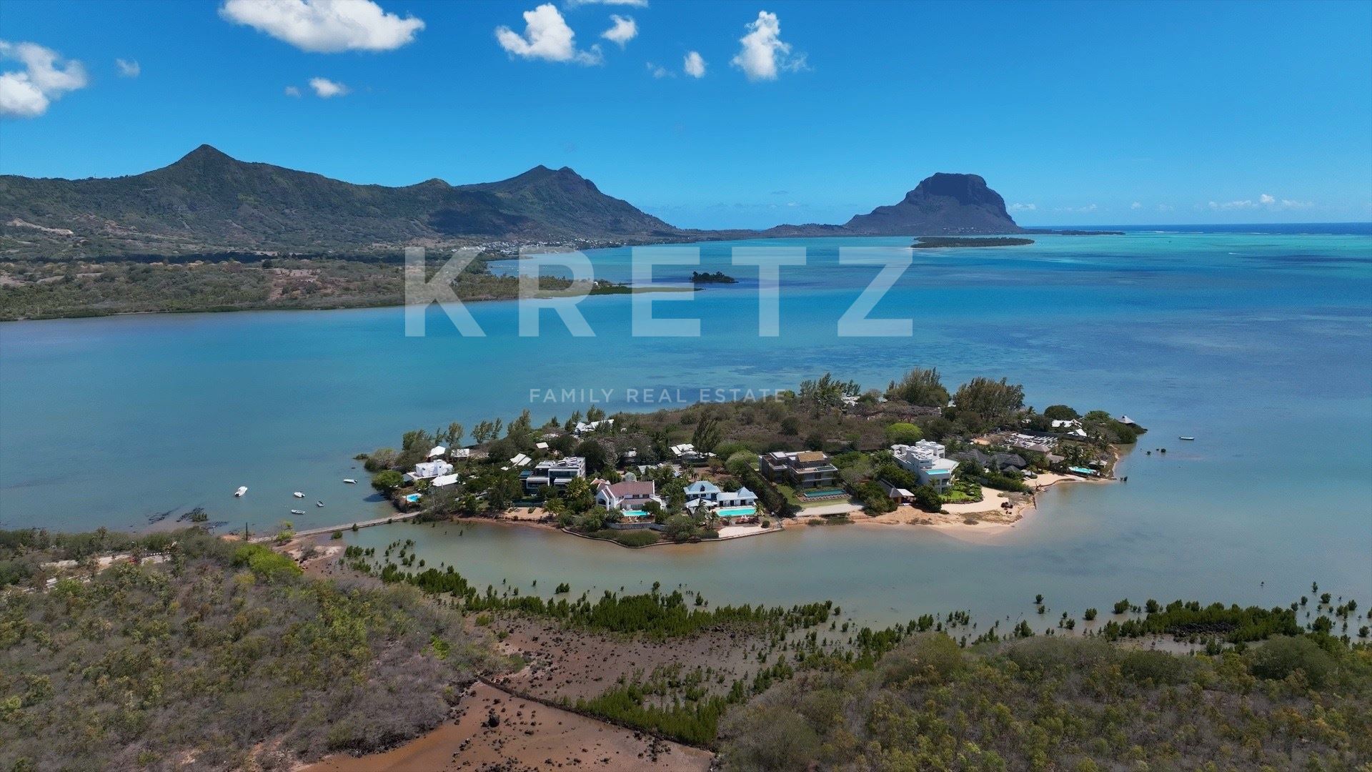 Exclusive Freehold Waterfront Property – 3-Bedroom Apartment