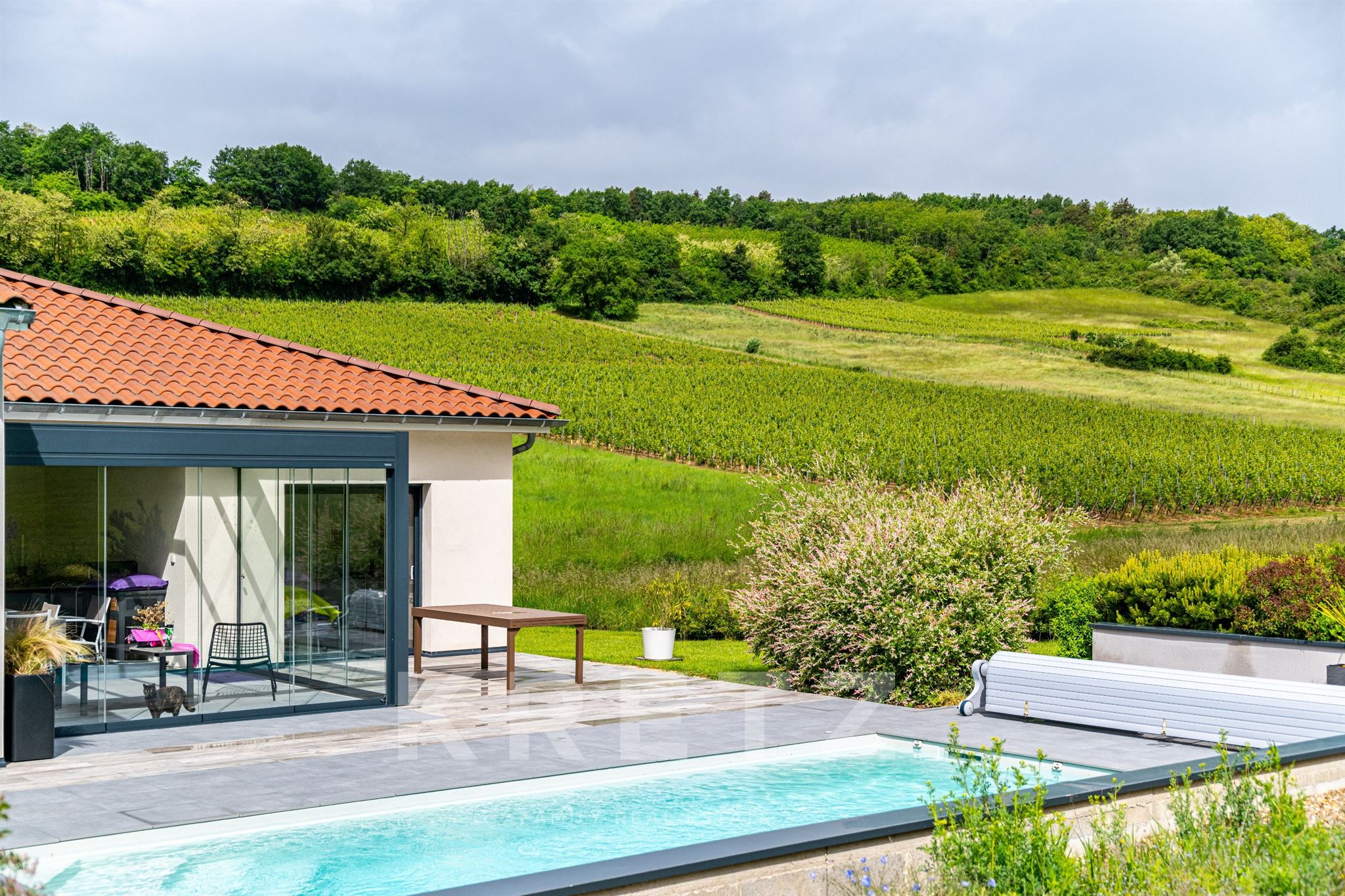 Contemporary architect-designed house -169 m2- Swimming pool-Vineyard views-Southern Burgundy
