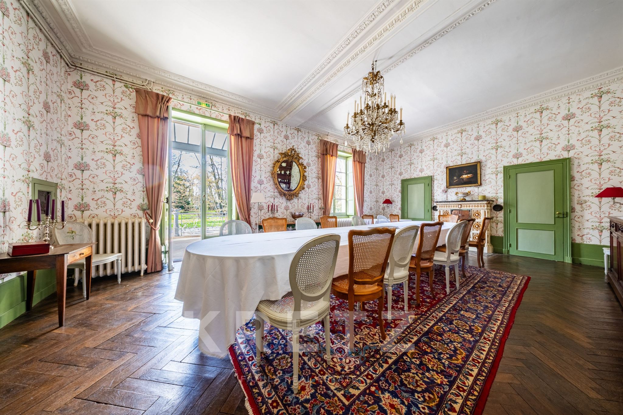 Historic Burgundy Estate near Beaune - 10,7 Acres, Pool, Guest houses et Parkland