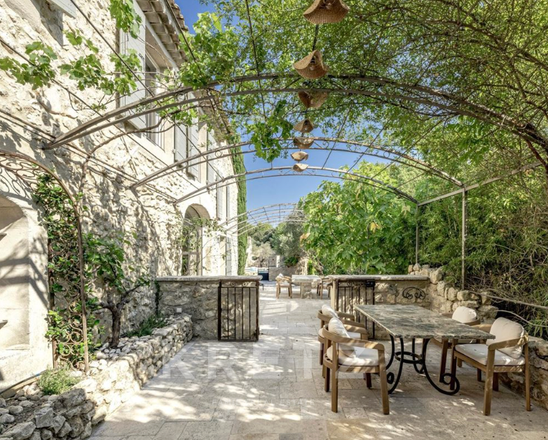 EXCLUSIVITÉ – EYGALIÈRES – MAS AUTHENTIQUE DU XVIIIe SIÈCLE DE 320 m2, 6 chambres