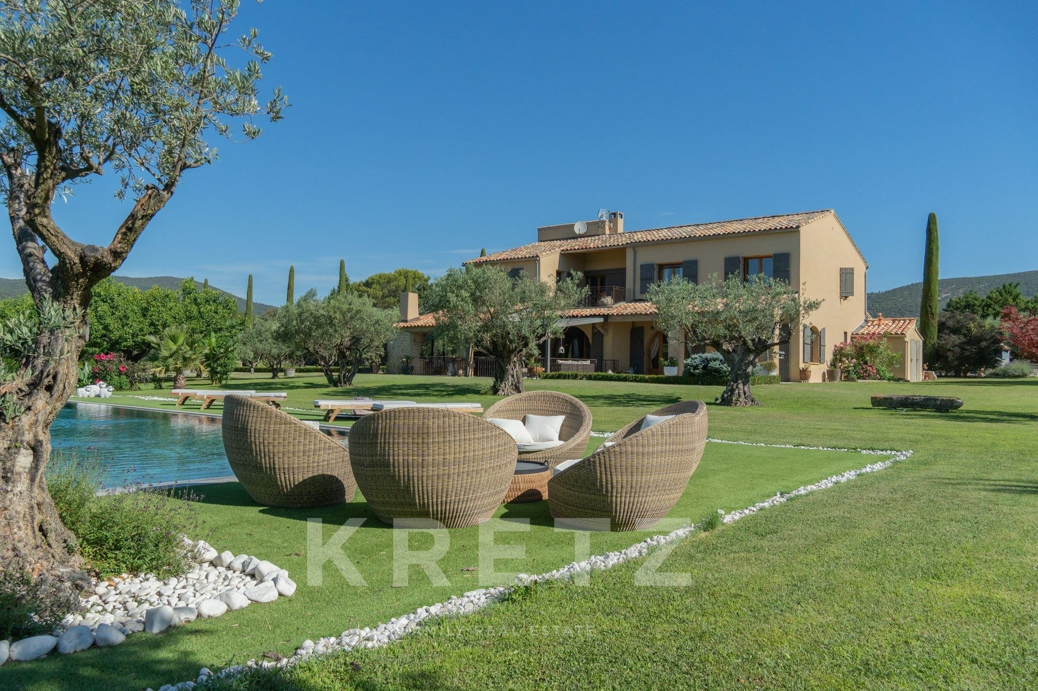 Maison provençale avec emplacement premium à pied de Lourmarin au cœur d’un parc aménagé de 1.7 hect