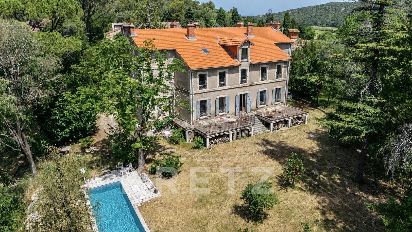 Propriedade excepcional com casa senhorial, adega e anexos no sopé das montanhas de Cévennes