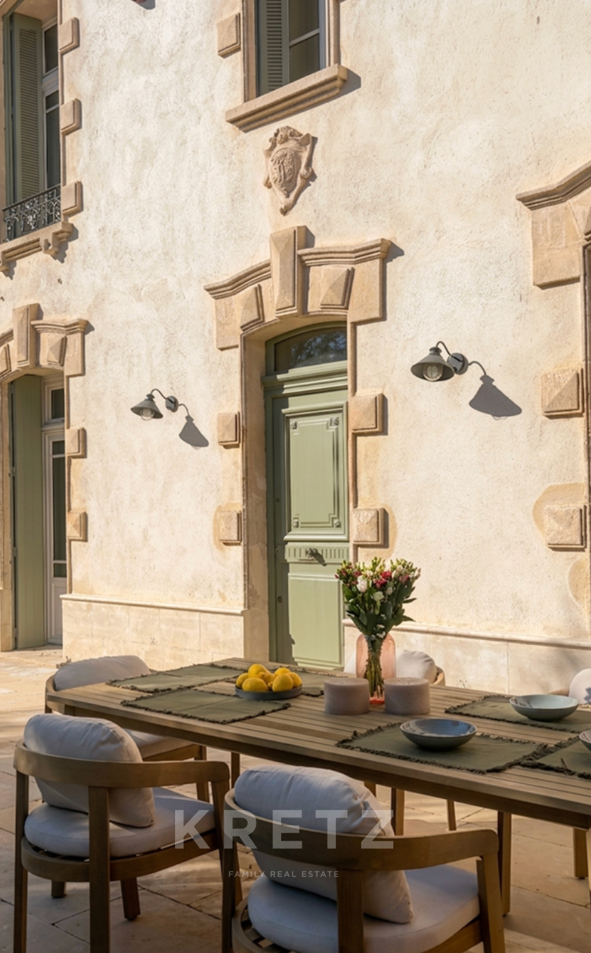 MAUSSANE-LES-ALPILLES, PROPRIÉTÉ D’EXCEPTION AU CŒUR DU VILLAGE 392 M2, 9 CHAMBRES, 2 PISCINES