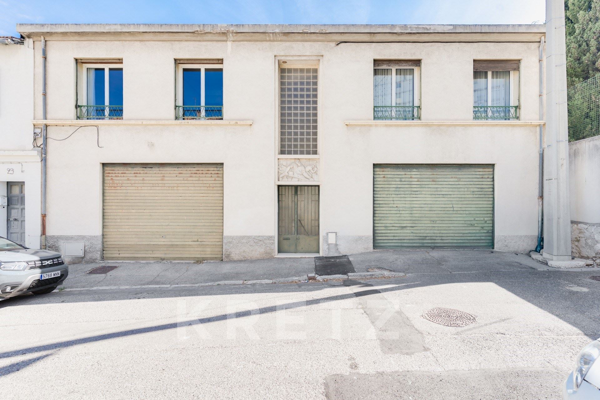 ENSEMBLE DE DEUX IMMEUBLES AVEC GARAGES ET HANGAR