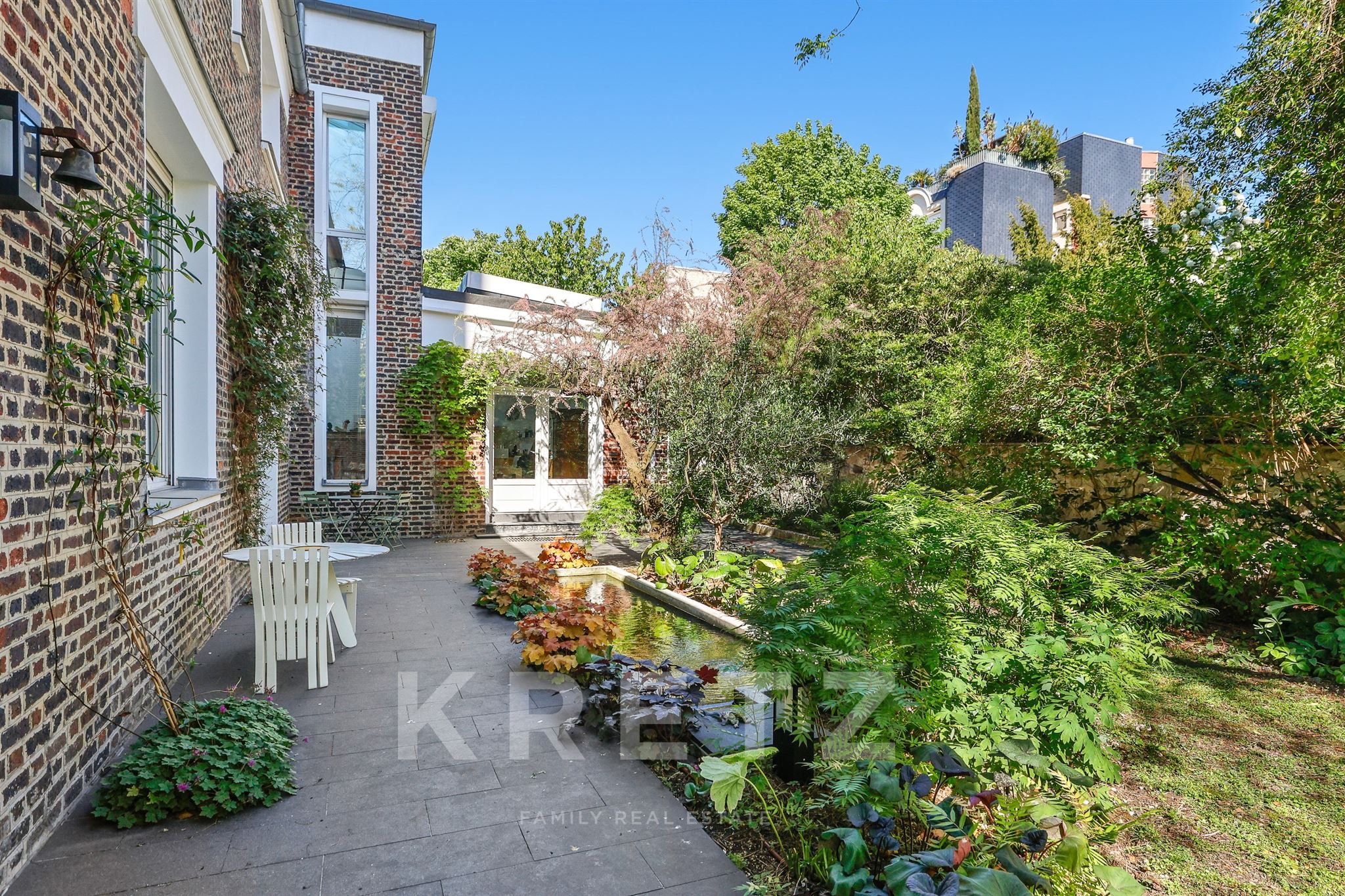Paris XIV — Maison-atelier d’artistes avec 500m2 de jardin paysager et atelier indépendant