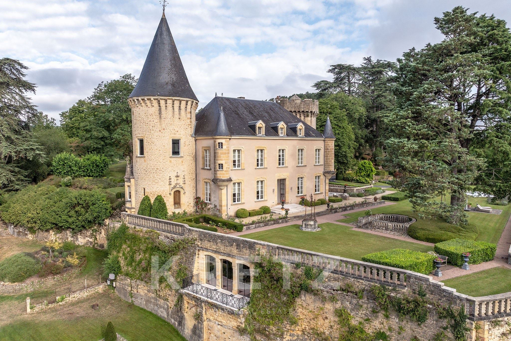 Château and its 7 residences offering 2,700 m² of living space at the heart of 60 hectares