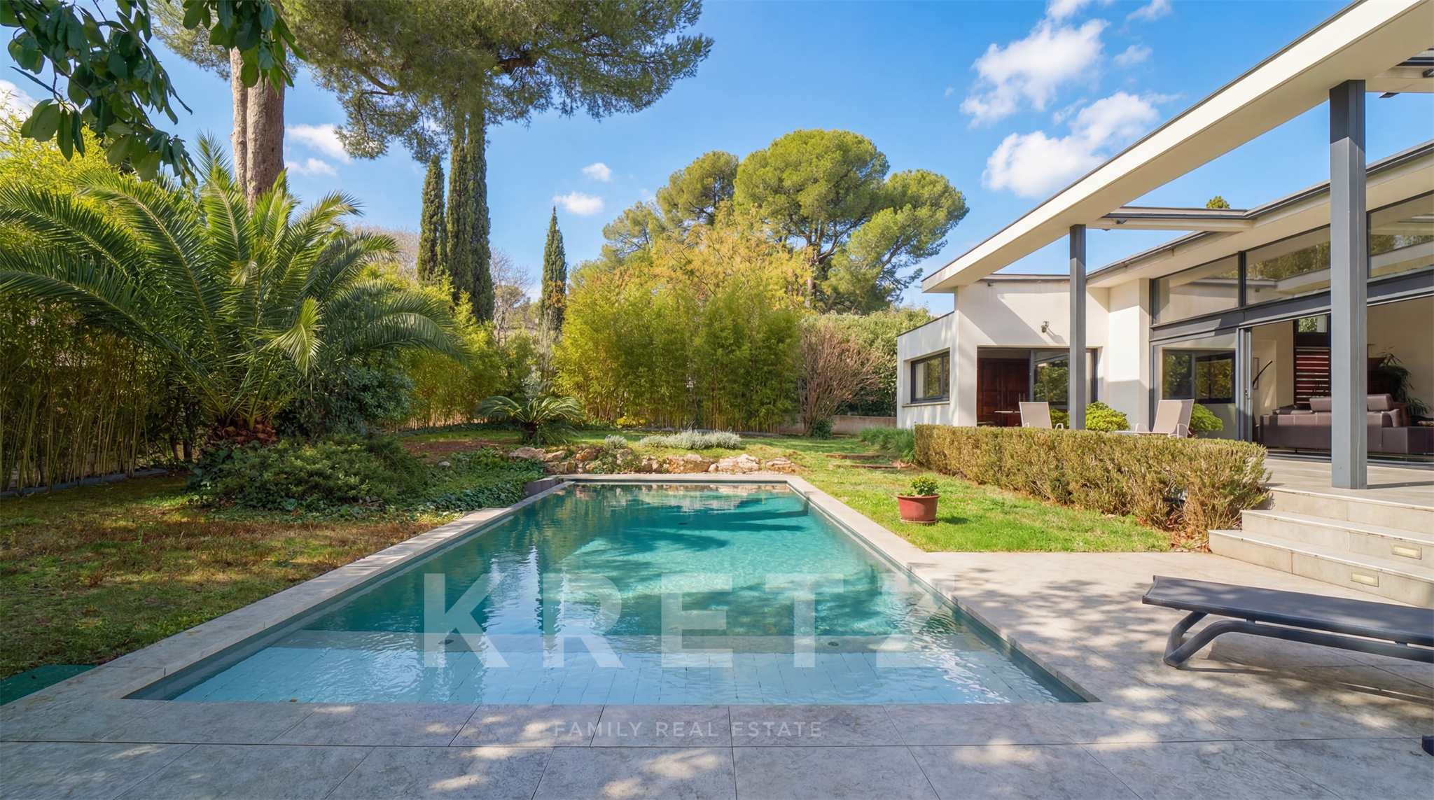 Architect-designed villa in a verdant setting in the center of Castelnau le Lez