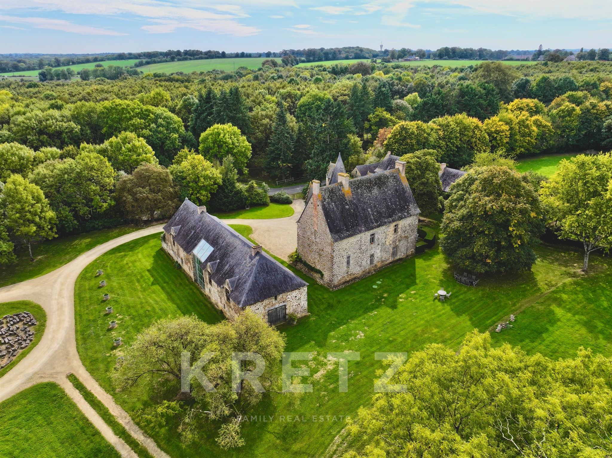Exceptional Listed Manor with 3.5 ha Private Lake, 18ha land - Eastern Mayenne