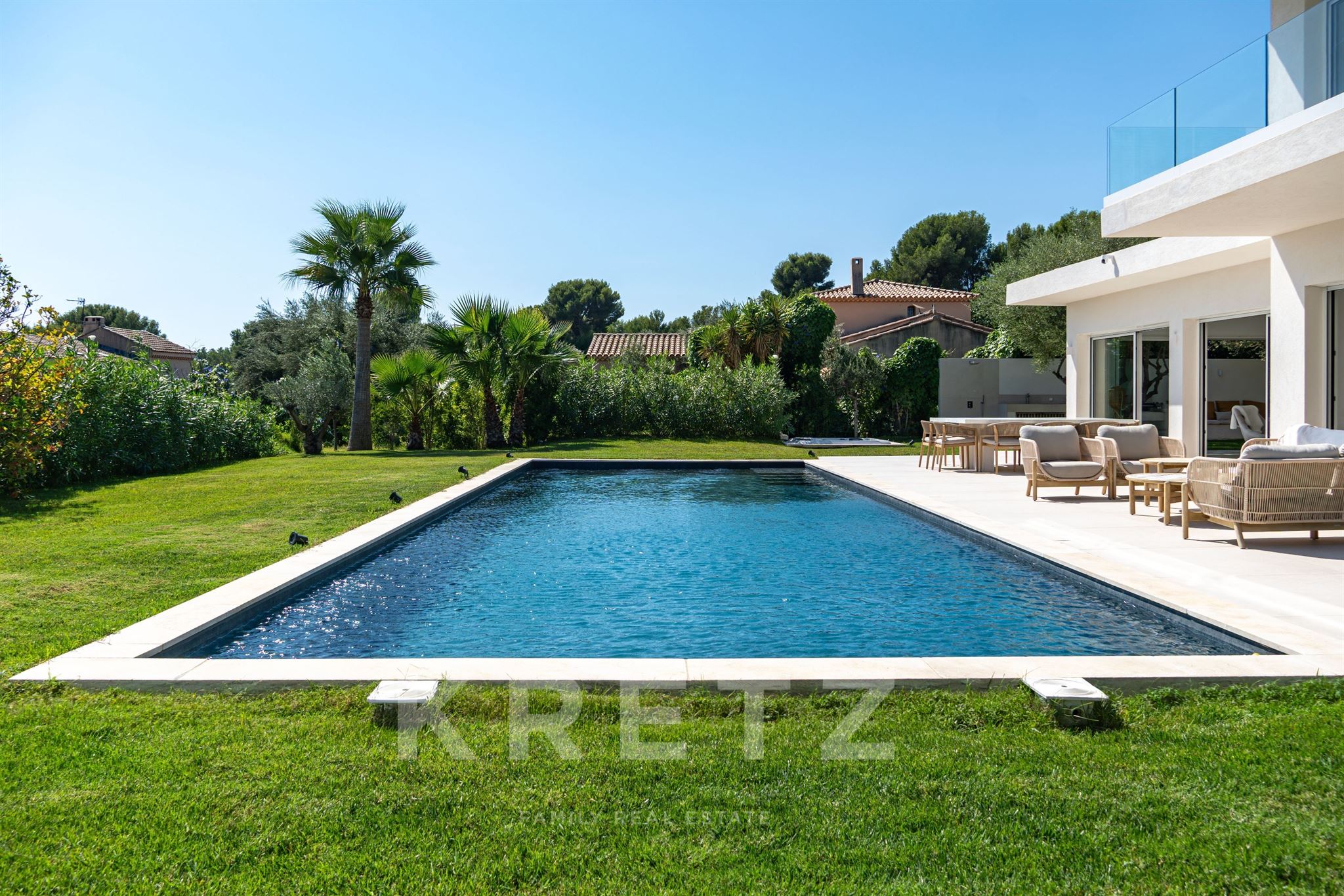 Casa moderna de 6 habitaciones, 300 m², cerca del mar.