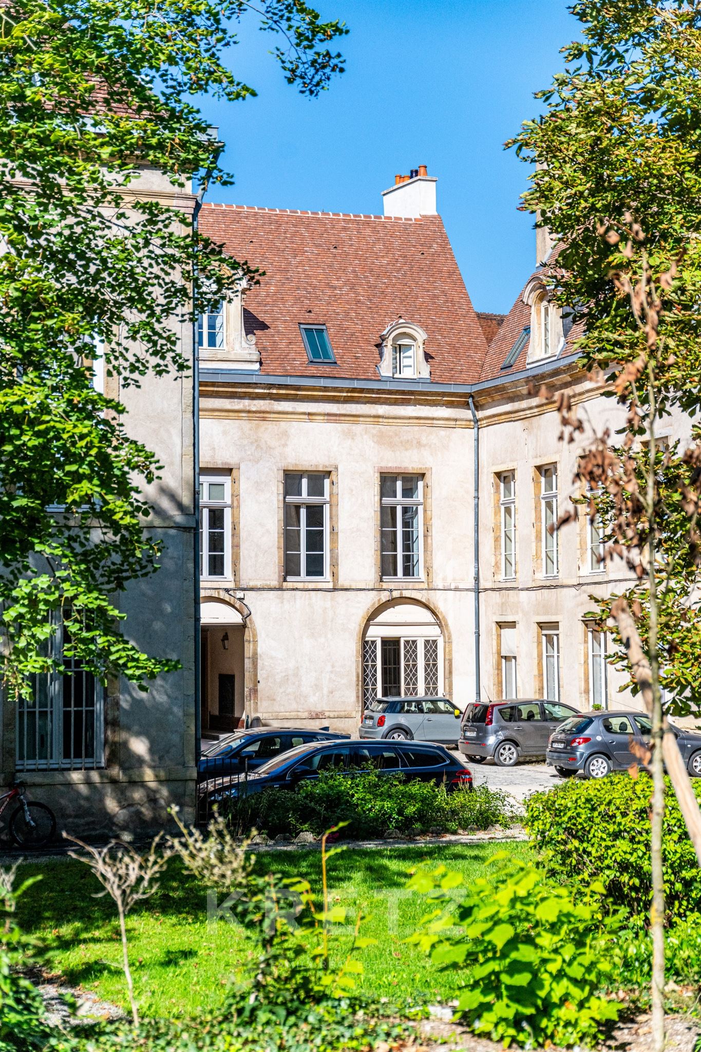 Character Apartment in a 17th-century private mansion - Dijon
