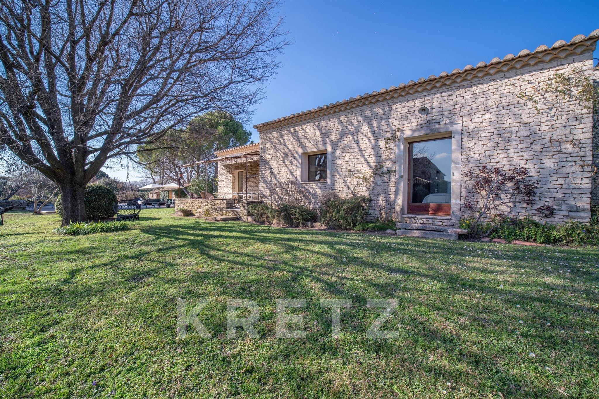 Villa en pierres avec vue sur le Luberon et terrain constructible à Gordes