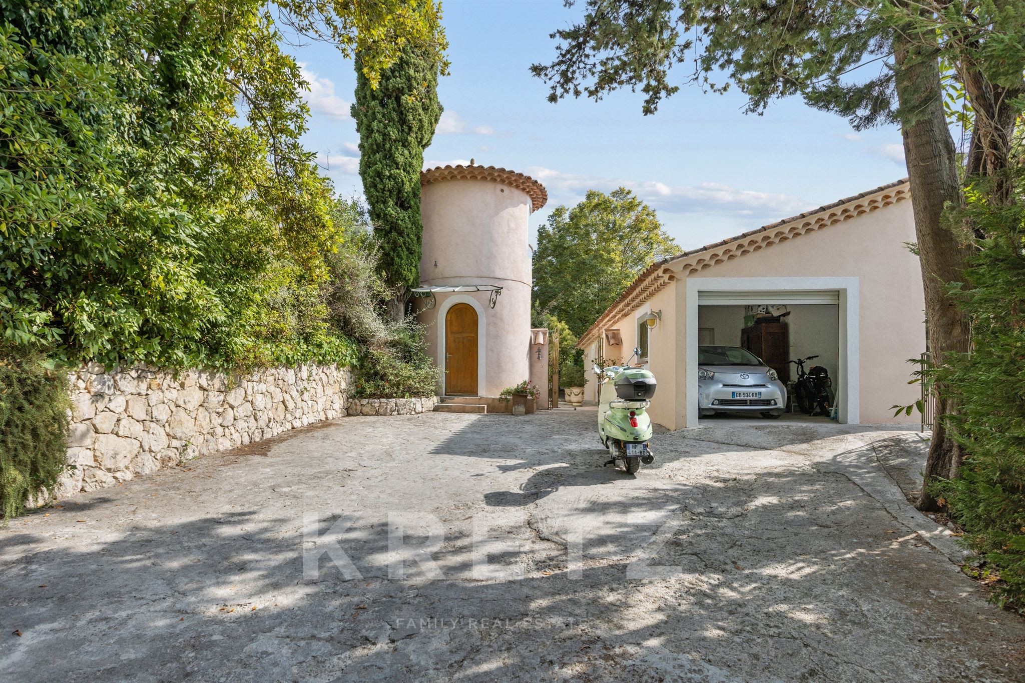 Rare and peaceful property with swimming pool and large wooded grounds