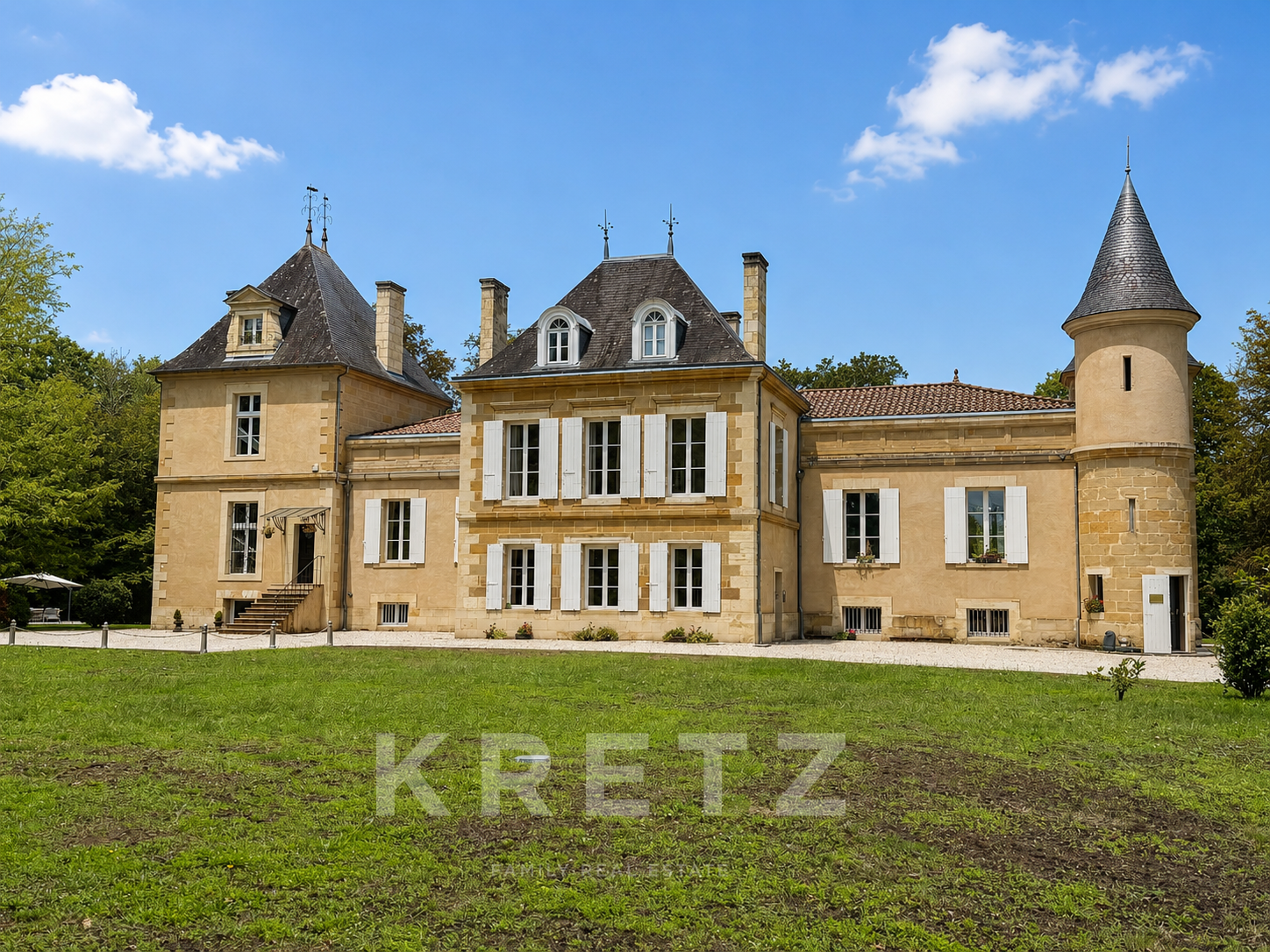 Restored family manor house in Léognan, 623m², magnolia-filled grounds, swimming pool
