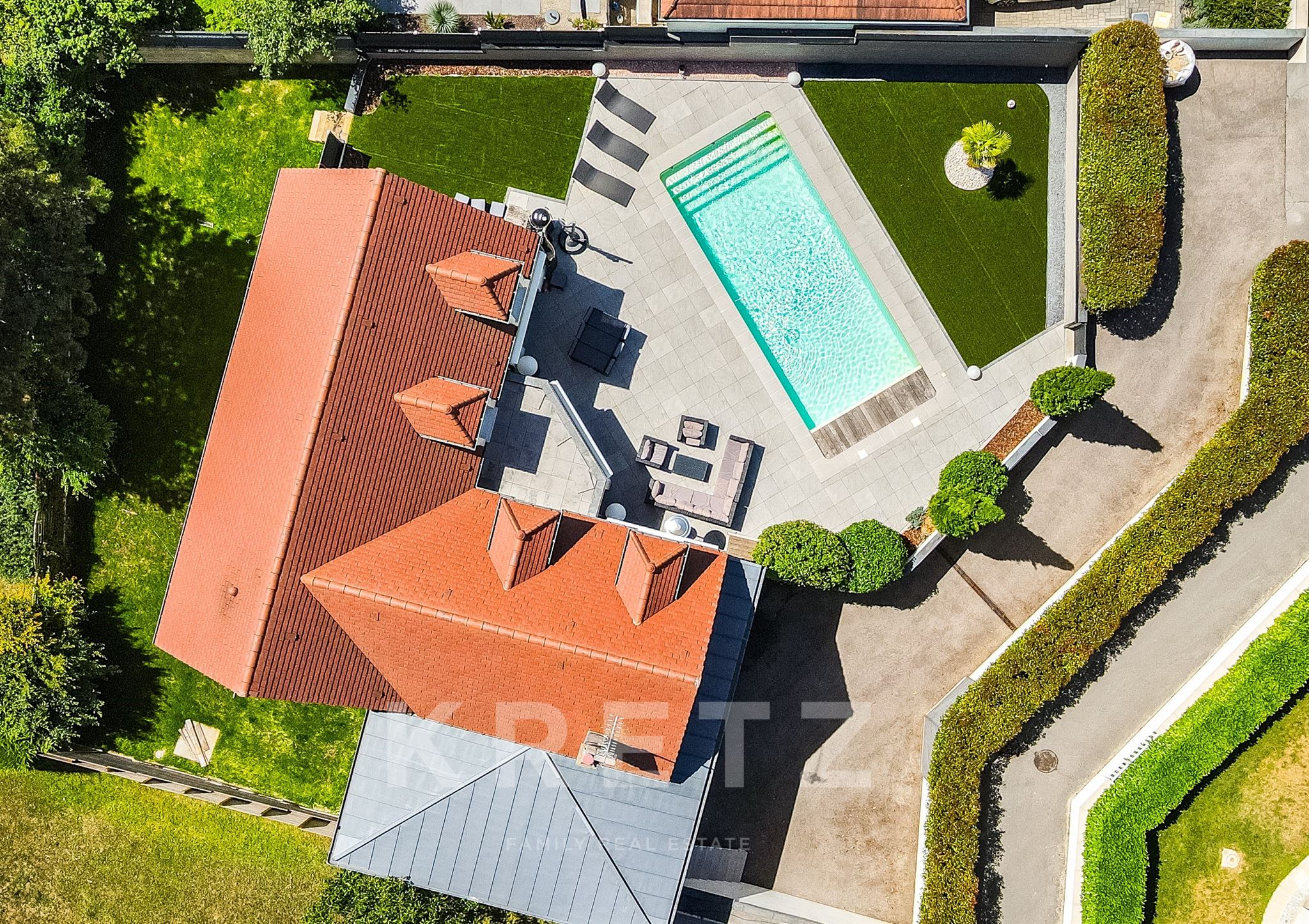 ELEGANT CONTEMPORARY FAMILY VILLA WITH POOL - NEAR DIJON