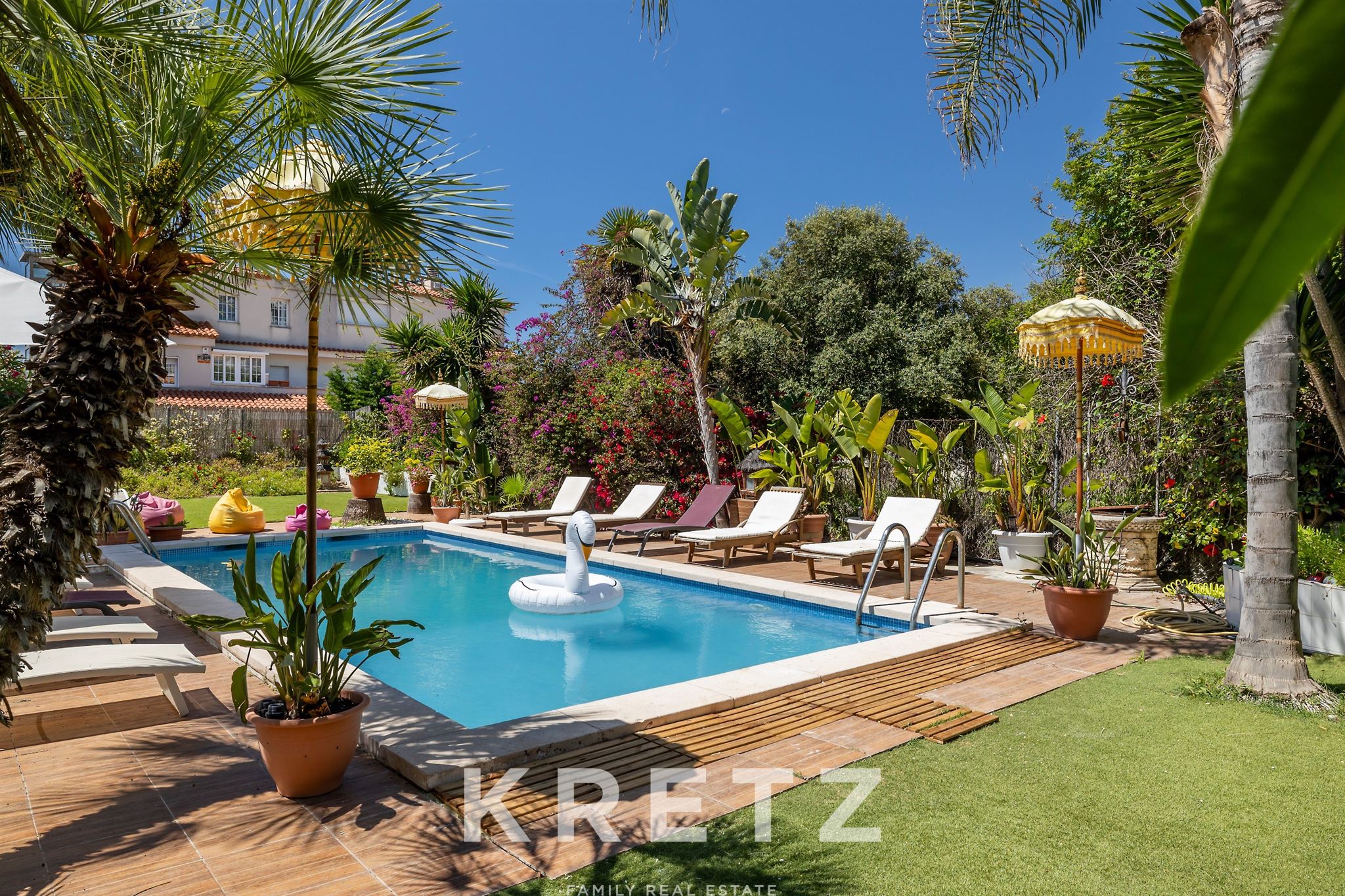 Charming house with lush garden in Levantina